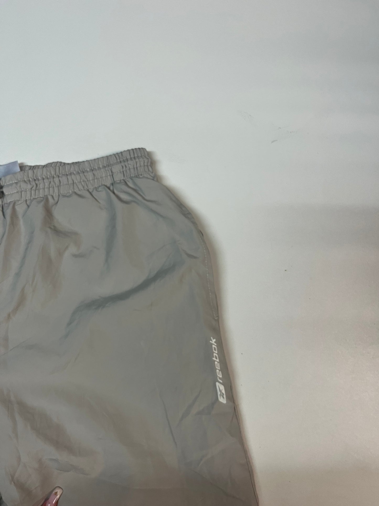 Entdecke unsere Vintage Track Pants von Nike und anderen Marken, erhältlich bei Valuxery.de - Dein Shop für trendige Vintage - Kleidung. Unsere Track Pants sind aus hochwertigen Materialien und