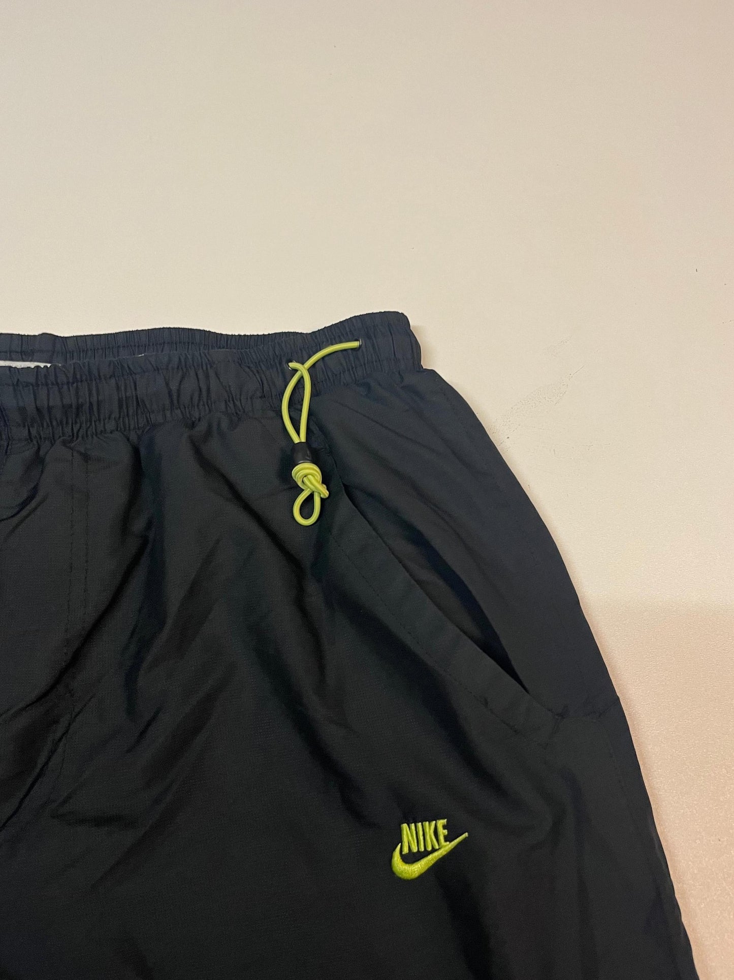 Entdecke unsere Vintage Track Pants von Nike und anderen Marken, erhältlich bei Valuxery.de - Dein Shop für trendige Vintage - Kleidung. Unsere Track Pants sind aus hochwertigen Materialien und