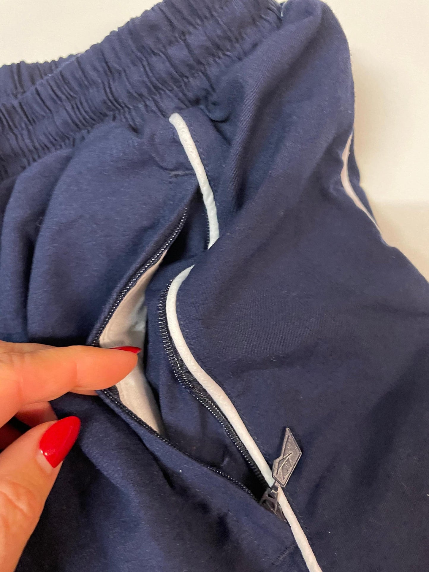 Entdecke unsere Vintage Track Pants von Nike und anderen Marken, erhältlich bei Valuxery.de - Dein Shop für trendige Vintage - Kleidung. Unsere Track Pants sind aus hochwertigen Materialien und