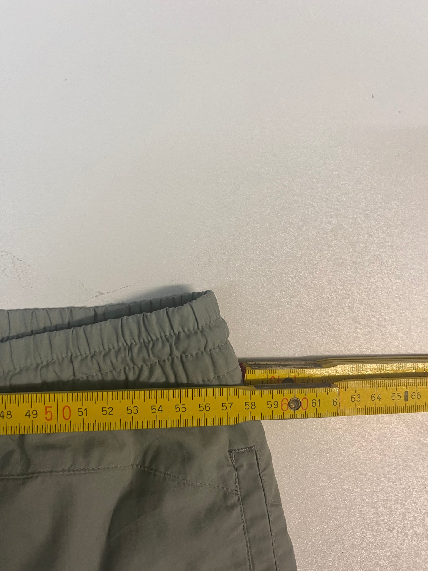 Entdecke unsere Vintage Track Pants von Nike und anderen Marken, erhältlich bei Valuxery.de - Dein Shop für trendige Vintage - Kleidung. Unsere Track Pants sind aus hochwertigen Materialien und
