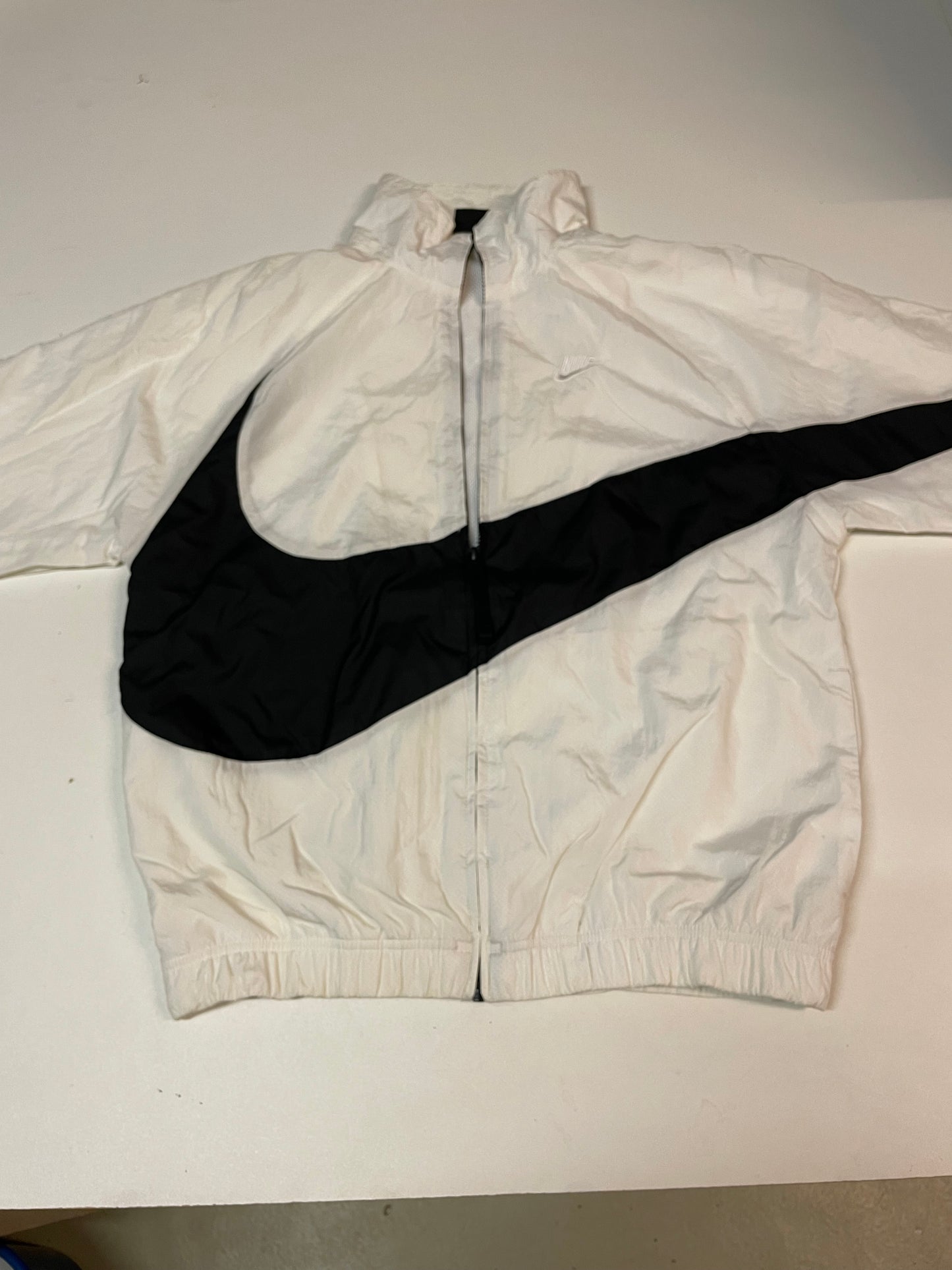 Entdecke unsere Vintage Track Pants von Nike und anderen Marken, erhältlich bei Valuxery.de - Dein Shop für trendige Vintage - Kleidung. Unsere Track Pants sind aus hochwertigen Materialien und