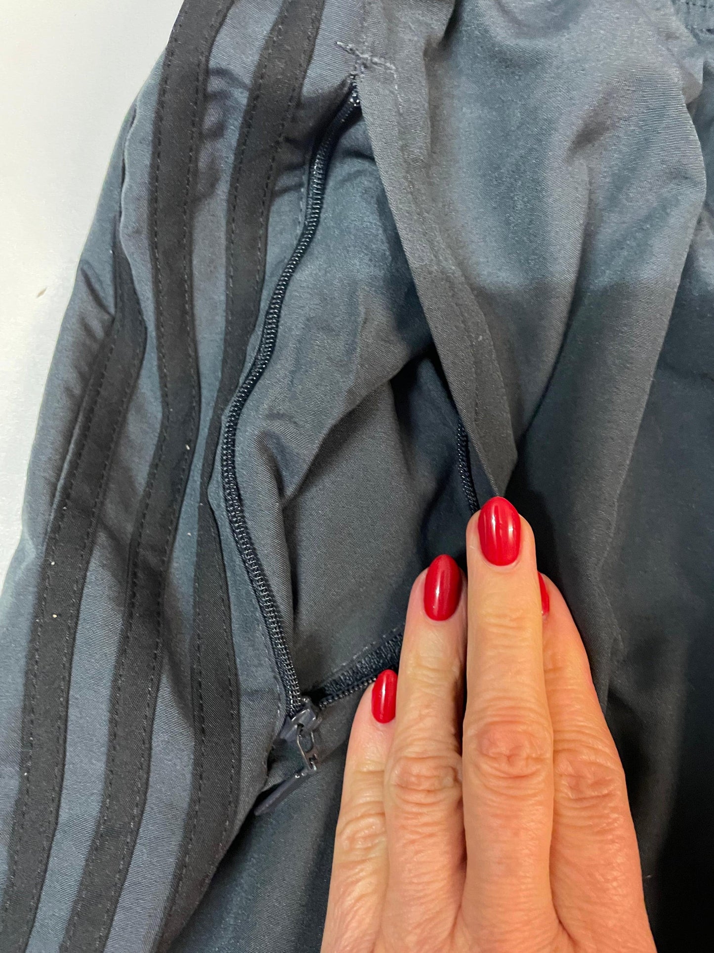 Entdecke unsere Vintage Track Pants von Nike und anderen Marken, erhältlich bei Valuxery.de - Dein Shop für trendige Vintage - Kleidung. Unsere Track Pants sind aus hochwertigen Materialien und