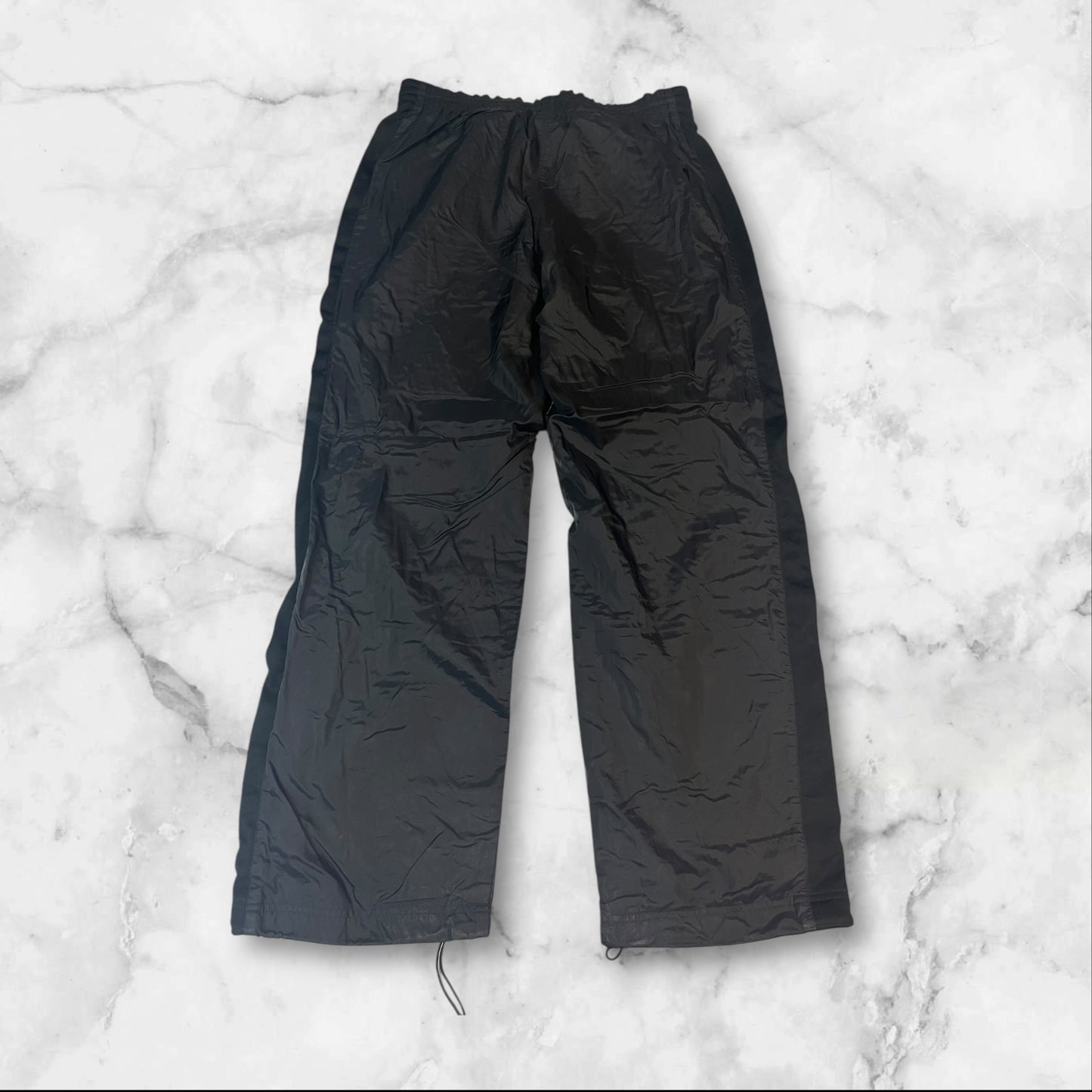 Entdecke unsere Vintage Track Pants von Nike und anderen Marken, erhältlich bei Valuxery.de - Dein Shop für trendige Vintage - Kleidung. Unsere Track Pants sind aus hochwertigen Materialien und