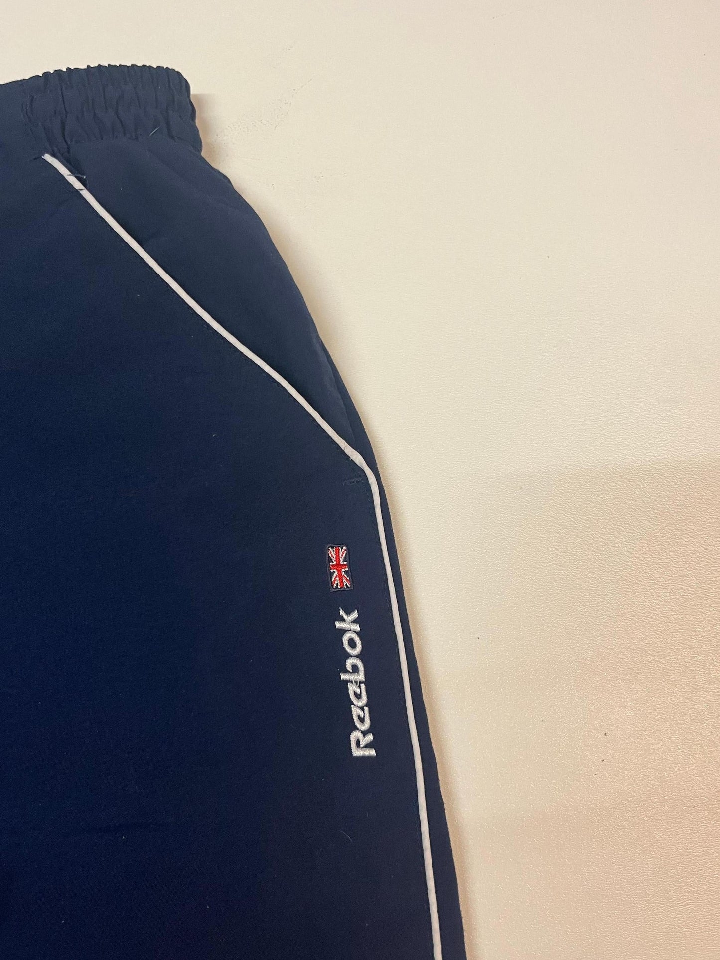 Entdecke unsere Vintage Track Pants von Nike und anderen Marken, erhältlich bei Valuxery.de - Dein Shop für trendige Vintage - Kleidung. Unsere Track Pants sind aus hochwertigen Materialien und