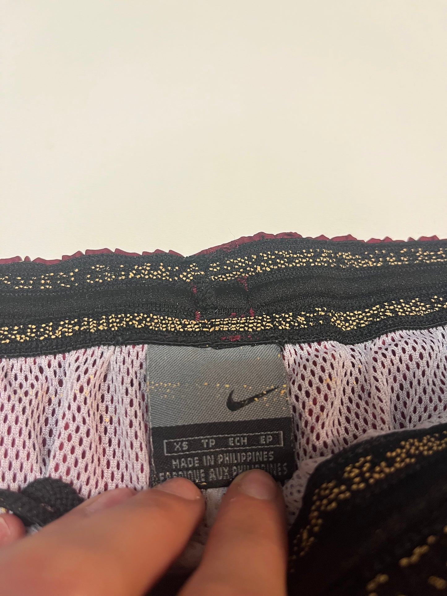 Entdecke unsere Vintage Track Pants von Nike und anderen Marken, erhältlich bei Valuxery.de - Dein Shop für trendige Vintage - Kleidung. Unsere Track Pants sind aus hochwertigen Materialien und