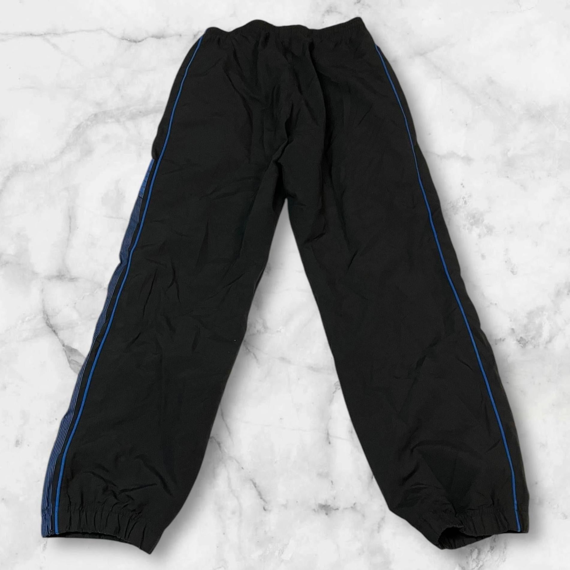 Entdecke unsere Vintage Track Pants von Nike und anderen Marken, erhältlich bei Valuxery.de - Dein Shop für trendige Vintage - Kleidung. Unsere Track Pants sind aus hochwertigen Materialien und