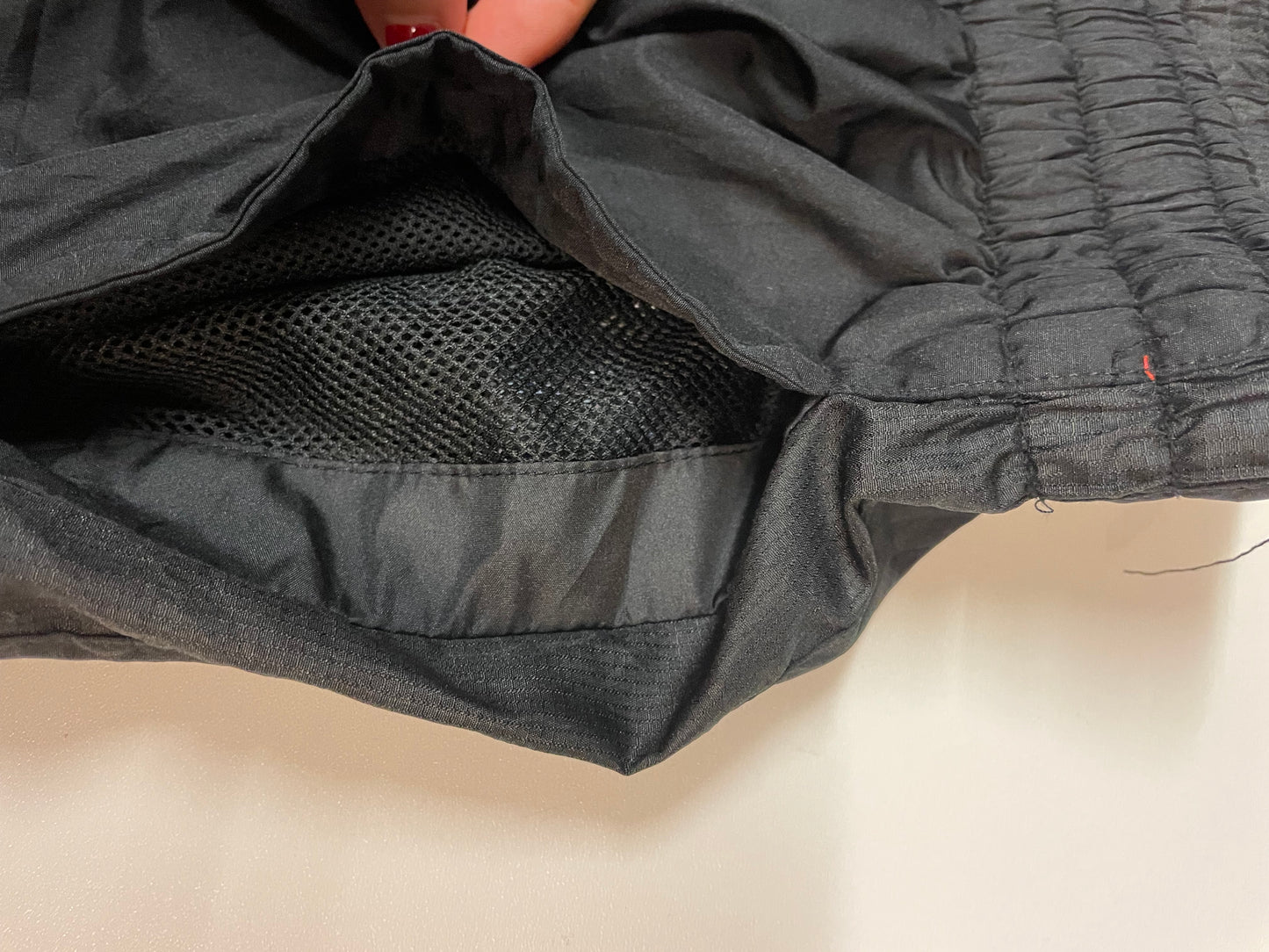Entdecke unsere Vintage Track Pants von Nike und anderen Marken, erhältlich bei Valuxery.de - Dein Shop für trendige Vintage - Kleidung. Unsere Track Pants sind aus hochwertigen Materialien und
