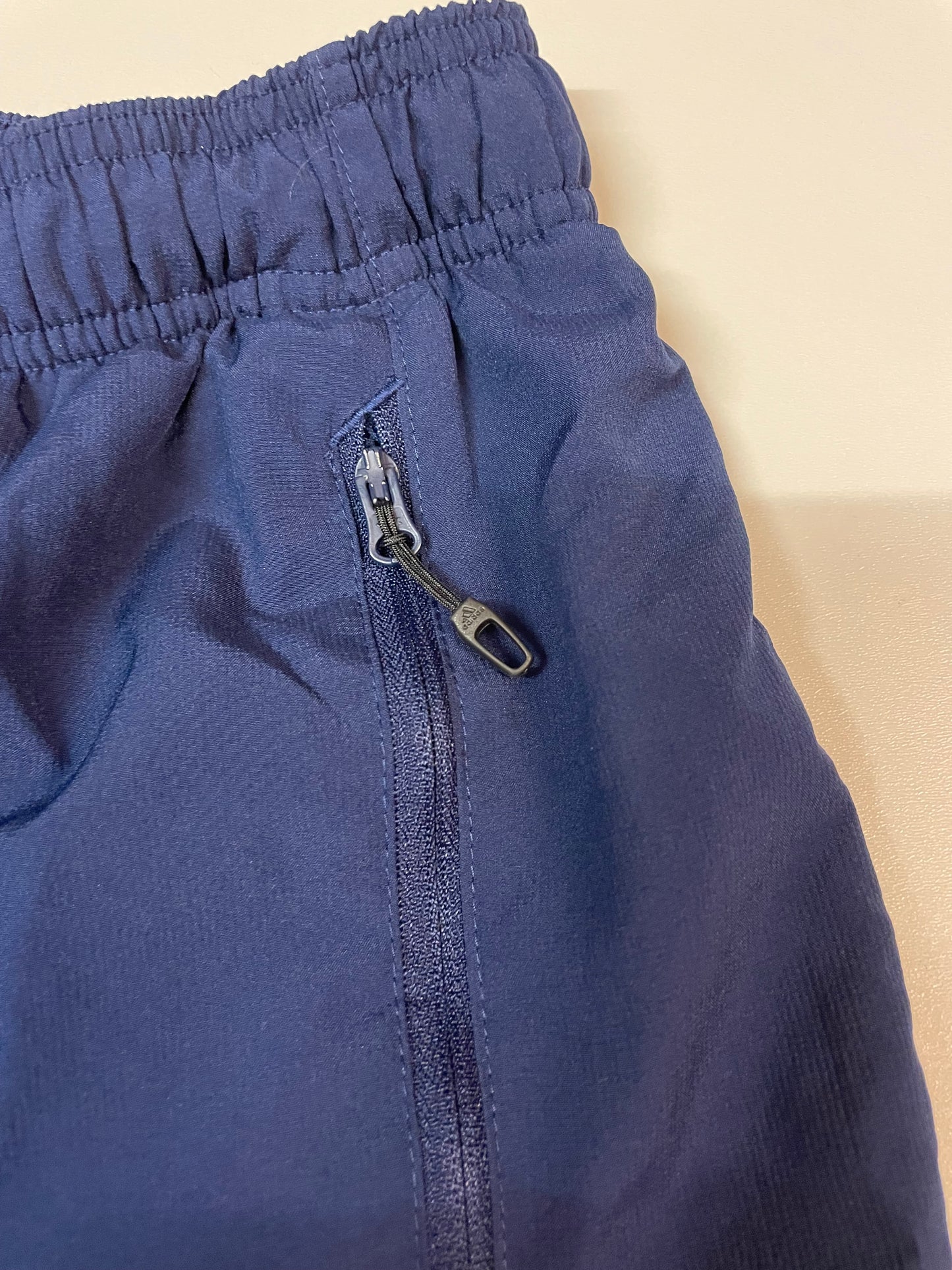 Entdecke unsere Vintage Track Pants von Nike und anderen Marken, erhältlich bei Valuxery.de - Dein Shop für trendige Vintage - Kleidung. Unsere Track Pants sind aus hochwertigen Materialien und