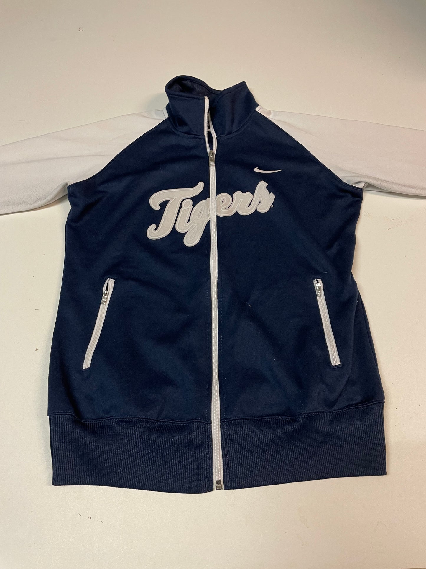 Entdecke unsere Vintage Track Pants von Nike und anderen Marken, erhältlich bei Valuxery.de - Dein Shop für trendige Vintage - Kleidung. Unsere Track Pants sind aus hochwertigen Materialien und