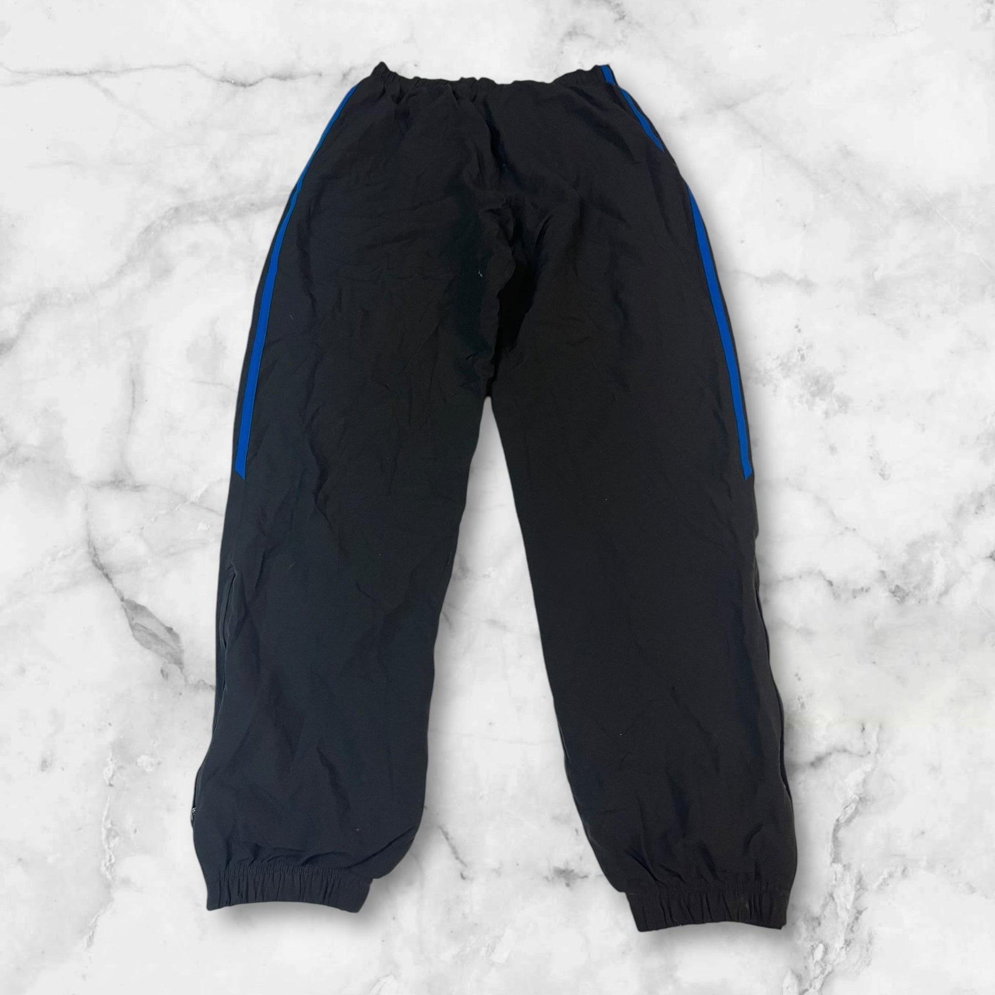 Entdecke unsere Vintage Track Pants von Nike und anderen Marken, erhältlich bei Valuxery.de - Dein Shop für trendige Vintage - Kleidung. Unsere Track Pants sind aus hochwertigen Materialien und