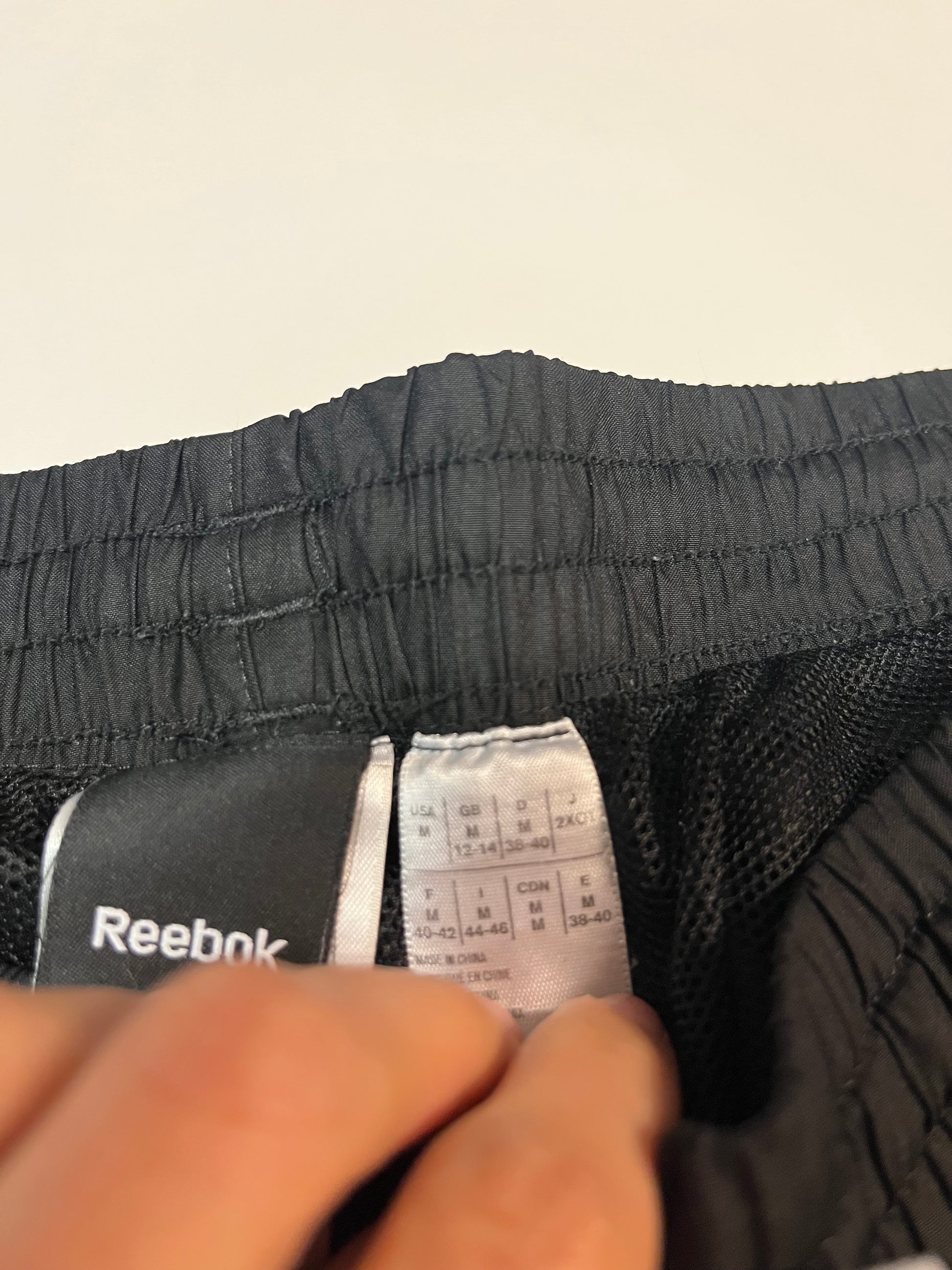 Entdecke unsere Vintage Track Pants von Nike und anderen Marken, erhältlich bei Valuxery.de - Dein Shop für trendige Vintage - Kleidung. Unsere Track Pants sind aus hochwertigen Materialien und