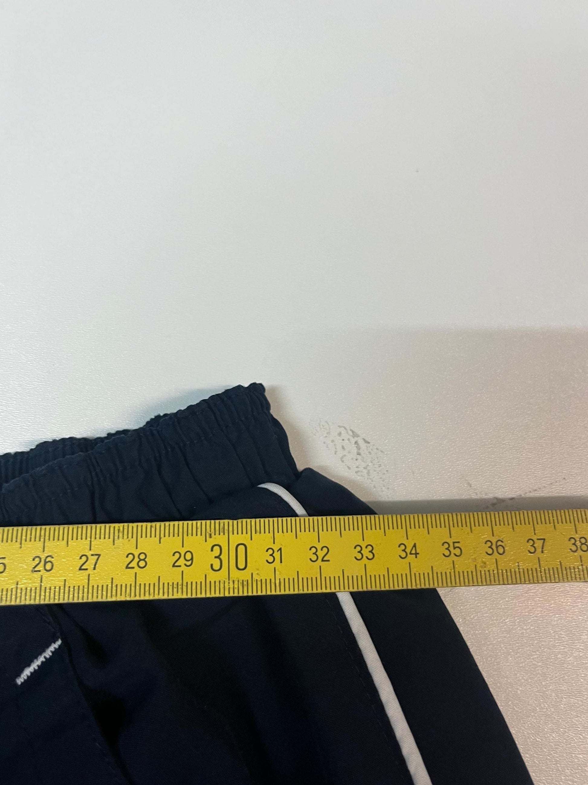 Entdecke unsere Vintage Track Pants von Nike und anderen Marken, erhältlich bei Valuxery.de - Dein Shop für trendige Vintage - Kleidung. Unsere Track Pants sind aus hochwertigen Materialien und