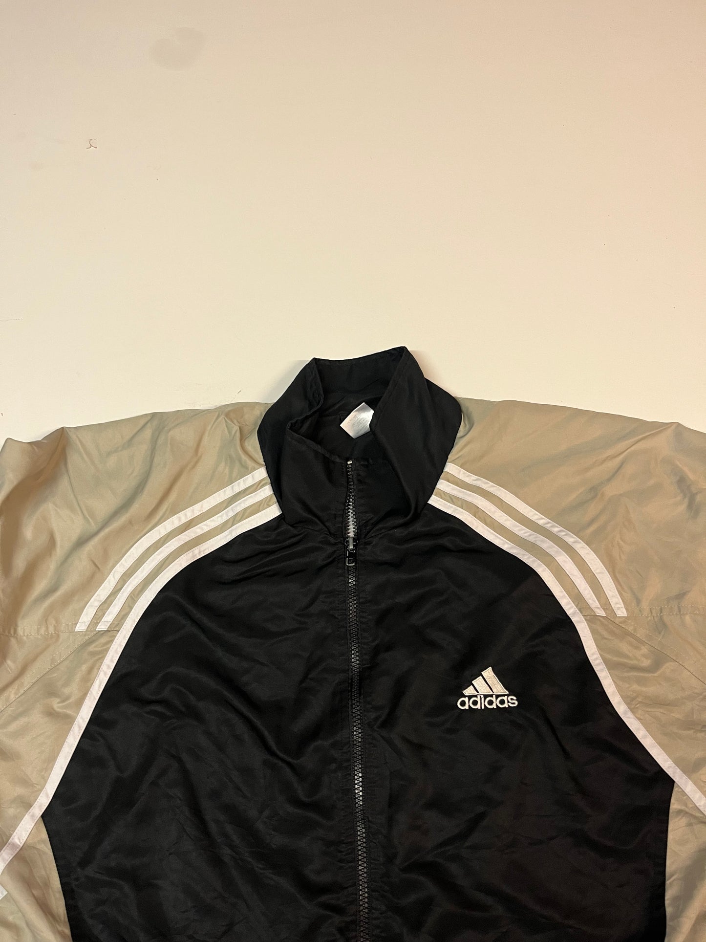 Entdecke unsere Vintage Track Pants von Nike und anderen Marken, erhältlich bei Valuxery.de - Dein Shop für trendige Vintage - Kleidung. Unsere Track Pants sind aus hochwertigen Materialien und