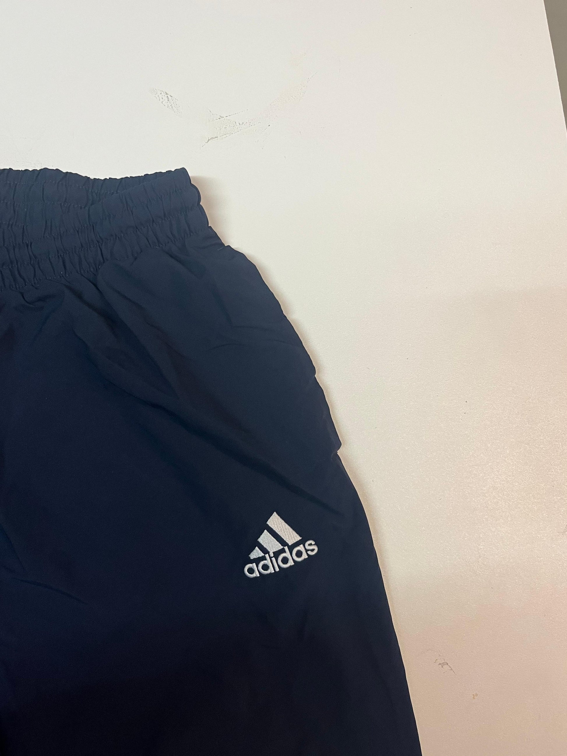 Entdecke unsere Vintage Track Pants von Nike und anderen Marken, erhältlich bei Valuxery.de - Dein Shop für trendige Vintage - Kleidung. Unsere Track Pants sind aus hochwertigen Materialien und