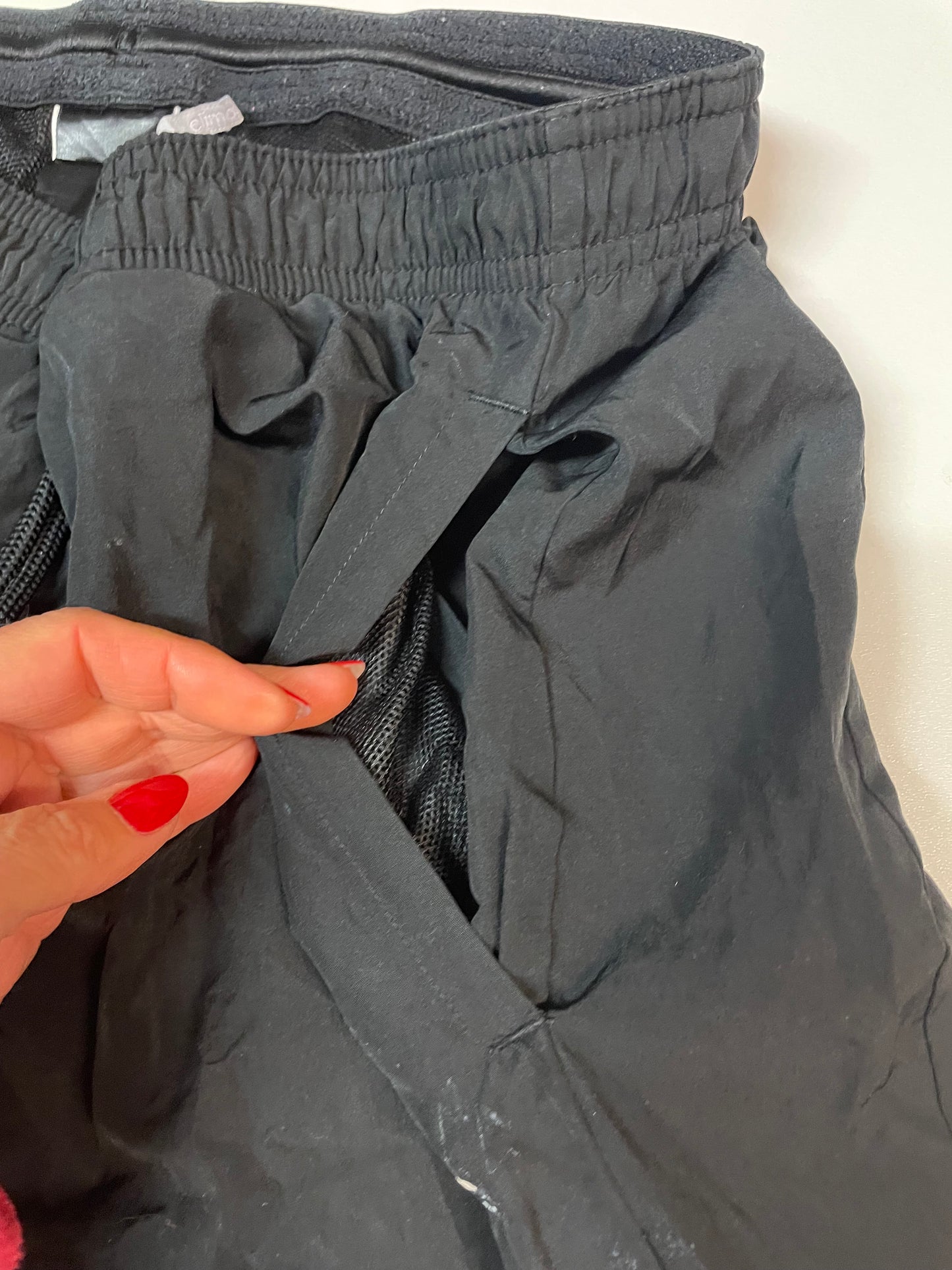 Entdecke unsere Vintage Track Pants von Nike und anderen Marken, erhältlich bei Valuxery.de - Dein Shop für trendige Vintage - Kleidung. Unsere Track Pants sind aus hochwertigen Materialien und