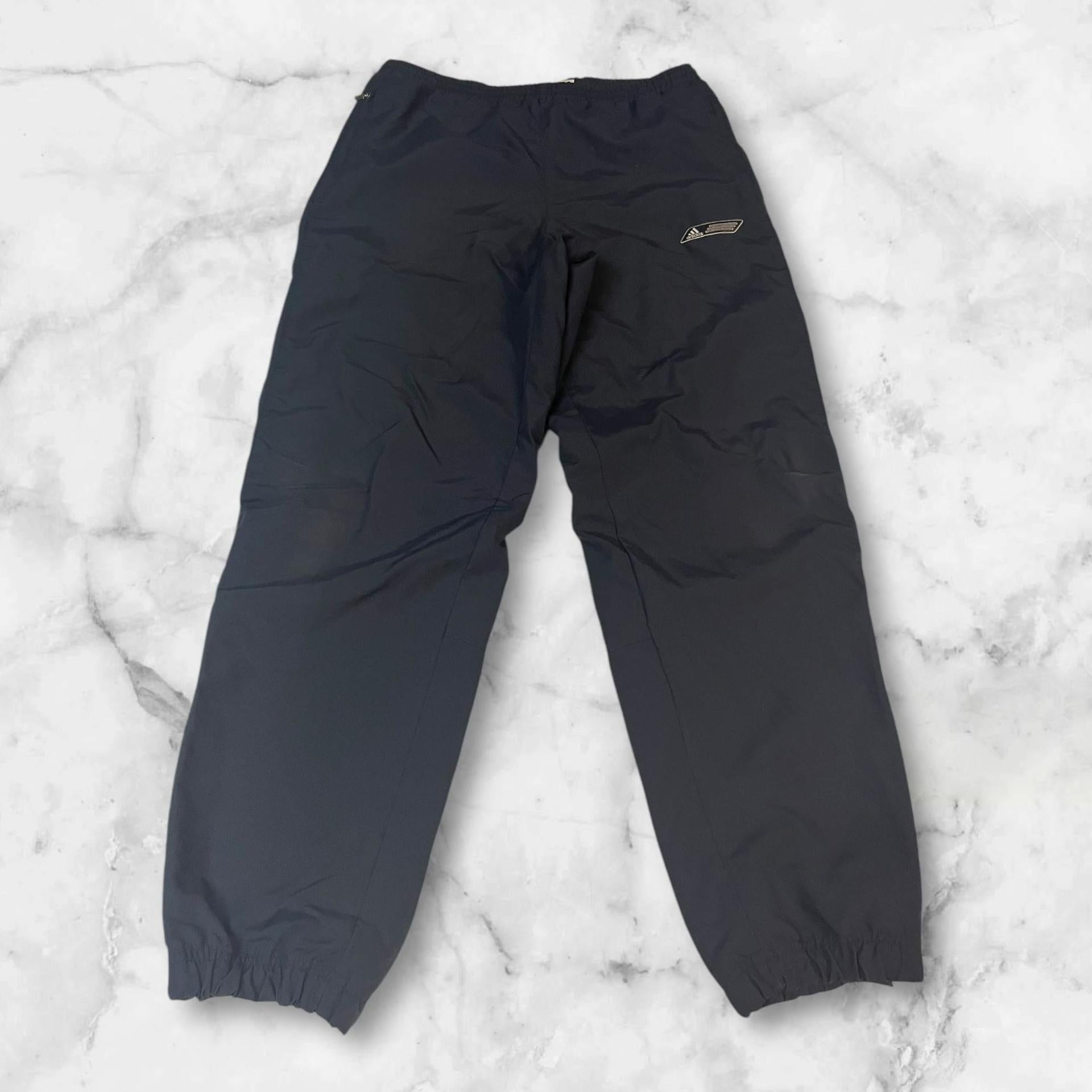 Entdecke unsere Vintage Track Pants von Nike und anderen Marken, erhältlich bei Valuxery.de - Dein Shop für trendige Vintage - Kleidung. Unsere Track Pants sind aus hochwertigen Materialien und