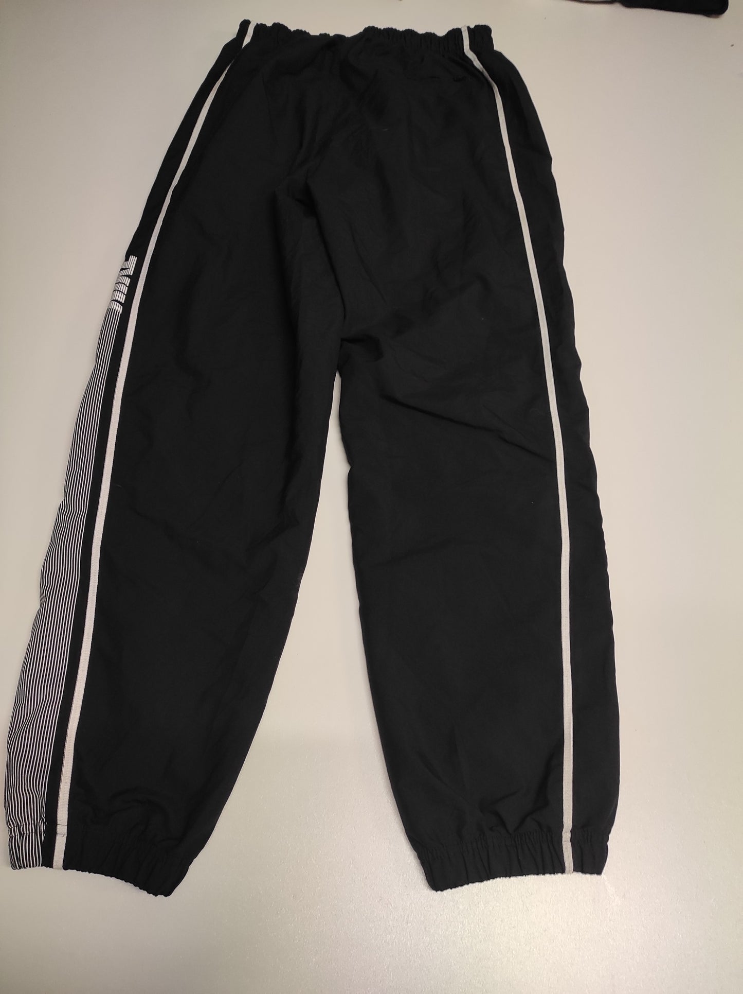 Entdecke unsere Vintage Track Pants von Nike und anderen Marken, erhältlich bei Valuxery.de - Dein Shop für trendige Vintage - Kleidung. Unsere Track Pants sind aus hochwertigen Materialien und