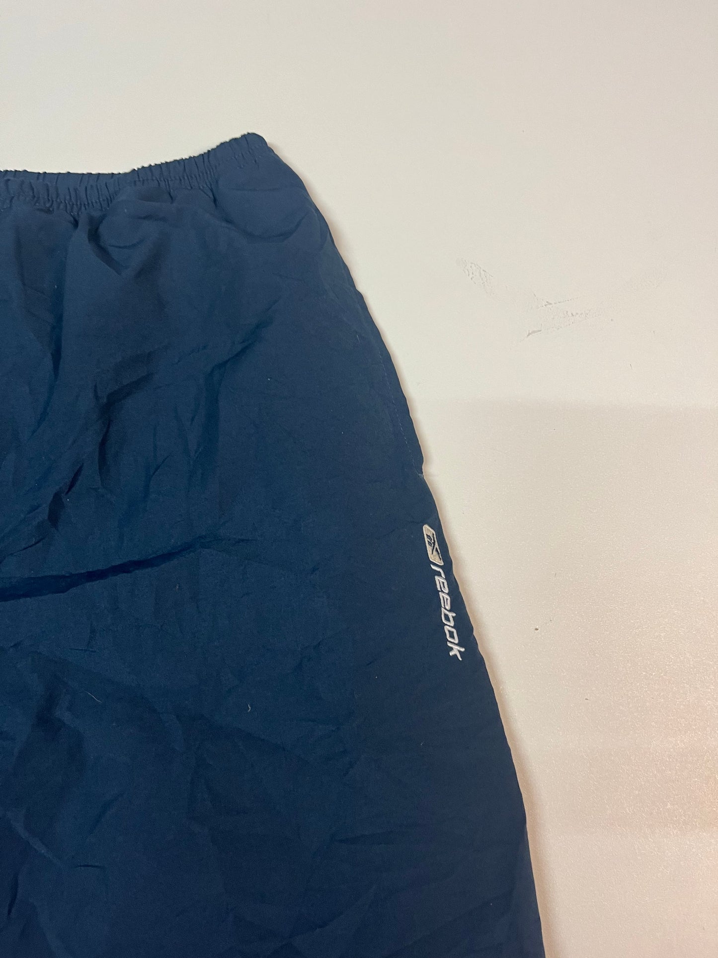 Entdecke unsere Vintage Track Pants von Nike und anderen Marken, erhältlich bei Valuxery.de - Dein Shop für trendige Vintage - Kleidung. Unsere Track Pants sind aus hochwertigen Materialien und