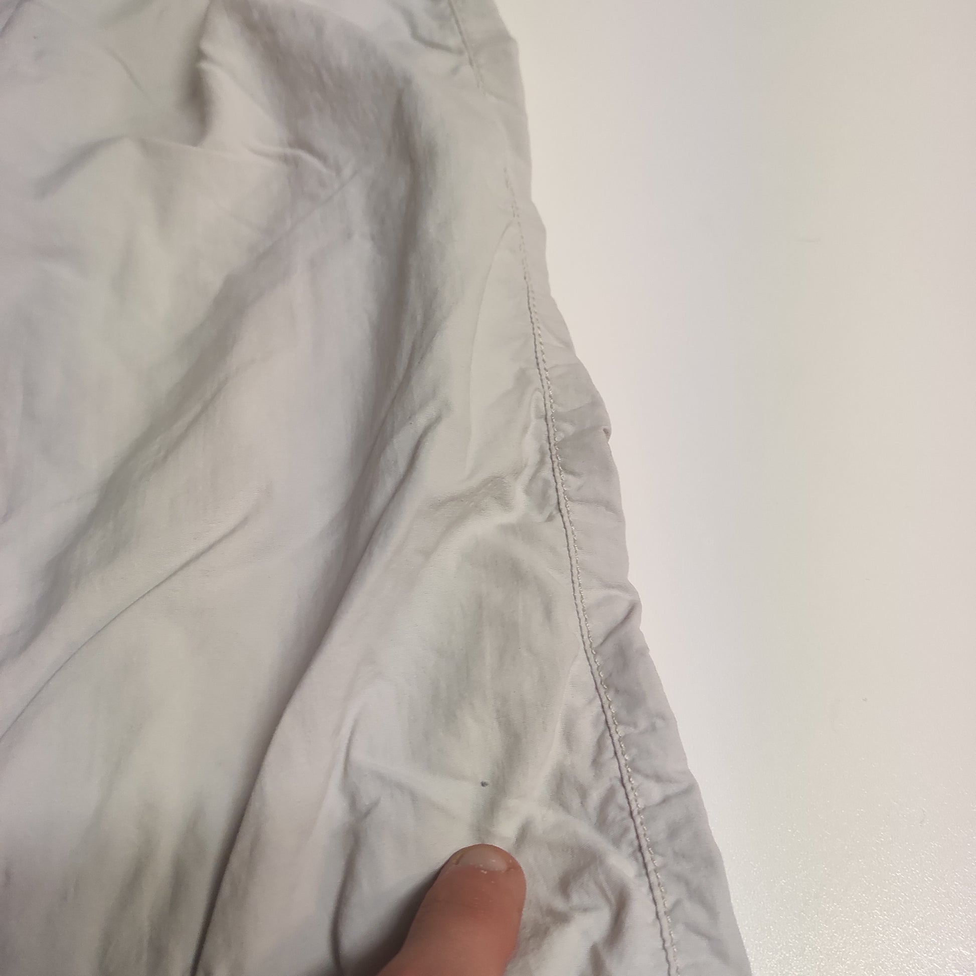 Entdecke unsere Vintage Track Pants von Nike und anderen Marken, erhältlich bei Valuxery.de - Dein Shop für trendige Vintage - Kleidung. Unsere Track Pants sind aus hochwertigen Materialien und