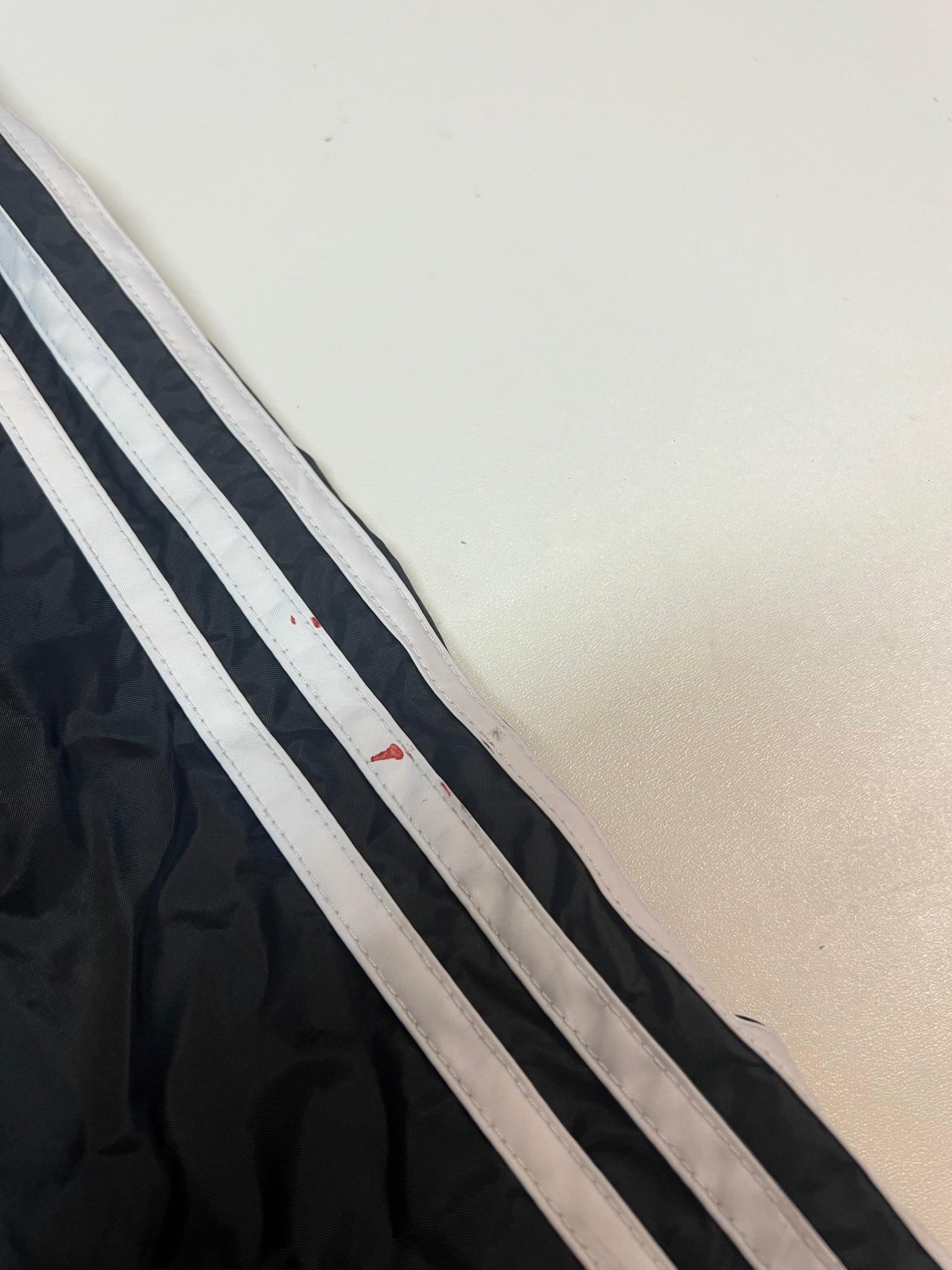 Entdecke unsere Vintage Track Pants von Nike und anderen Marken, erhältlich bei Valuxery.de - Dein Shop für trendige Vintage - Kleidung. Unsere Track Pants sind aus hochwertigen Materialien und