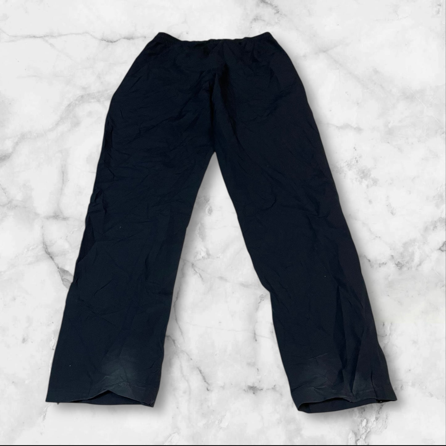Entdecke unsere Vintage Track Pants von Nike und anderen Marken, erhältlich bei Valuxery.de - Dein Shop für trendige Vintage - Kleidung. Unsere Track Pants sind aus hochwertigen Materialien und