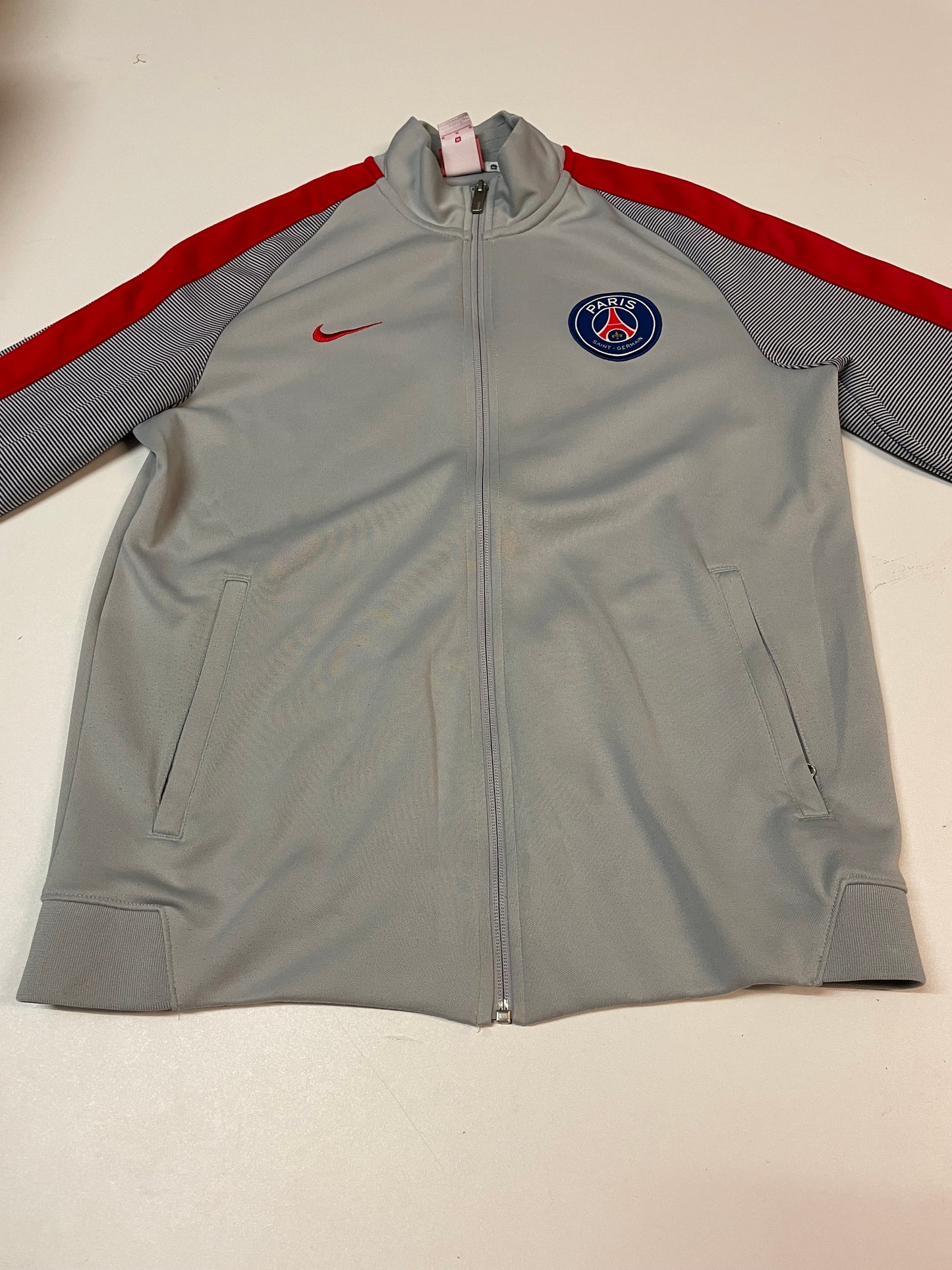 Entdecke unsere Vintage Track Pants von Nike und anderen Marken, erhältlich bei Valuxery.de - Dein Shop für trendige Vintage - Kleidung. Unsere Track Pants sind aus hochwertigen Materialien und
