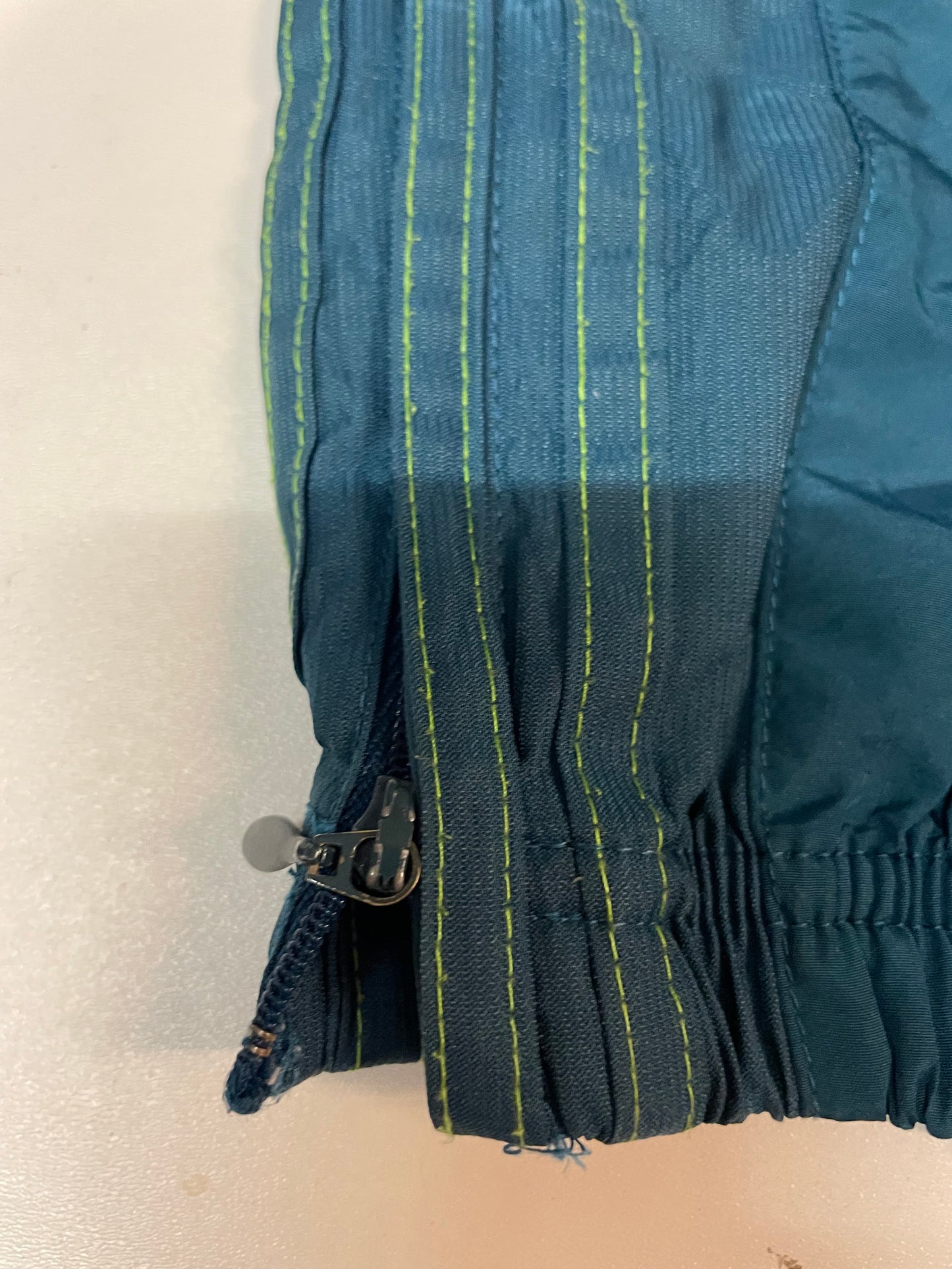 Entdecke unsere Vintage Track Pants von Nike und anderen Marken, erhältlich bei Valuxery.de - Dein Shop für trendige Vintage - Kleidung. Unsere Track Pants sind aus hochwertigen Materialien und