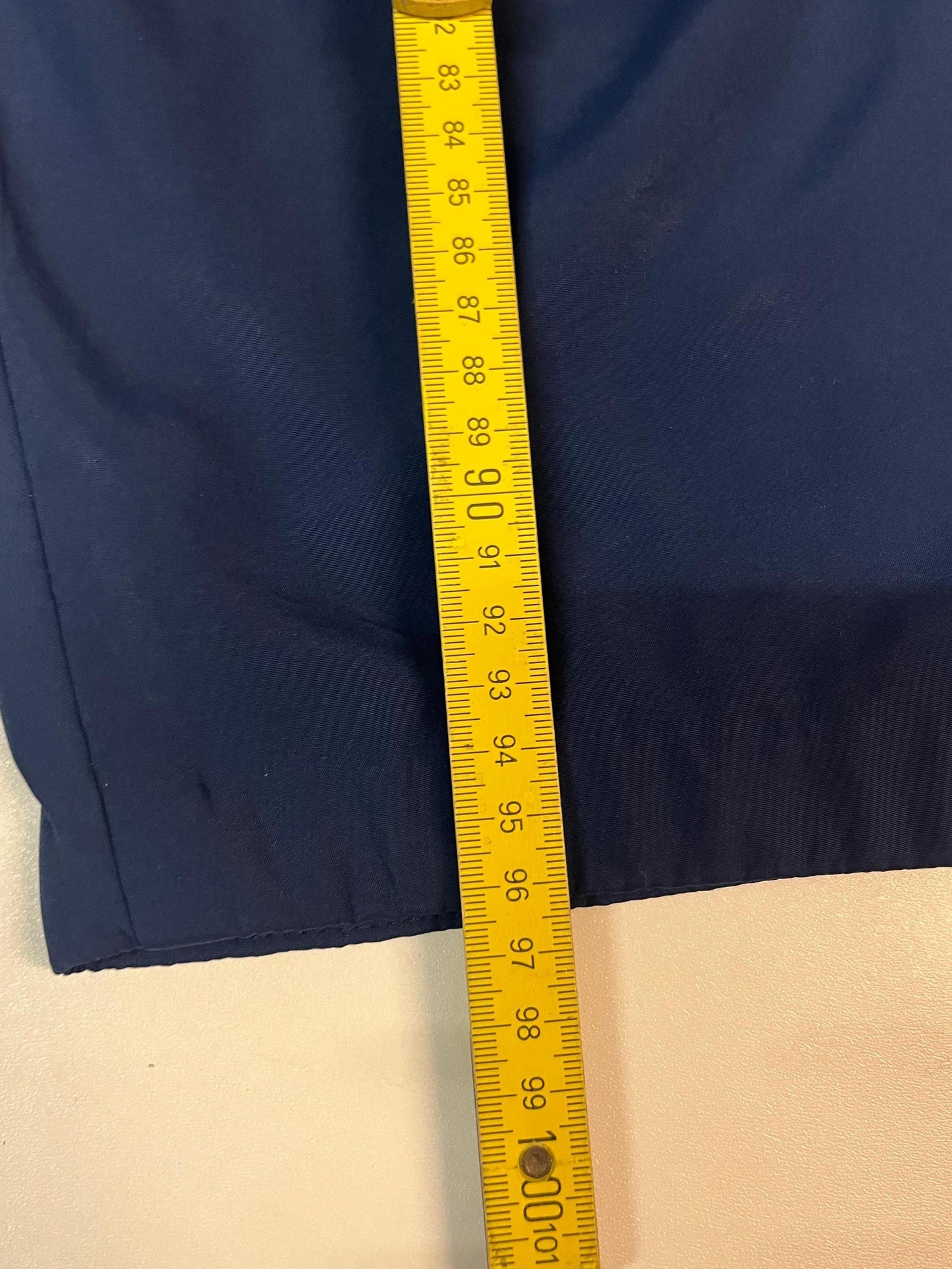 Entdecke unsere Vintage Track Pants von Nike und anderen Marken, erhältlich bei Valuxery.de - Dein Shop für trendige Vintage - Kleidung. Unsere Track Pants sind aus hochwertigen Materialien und