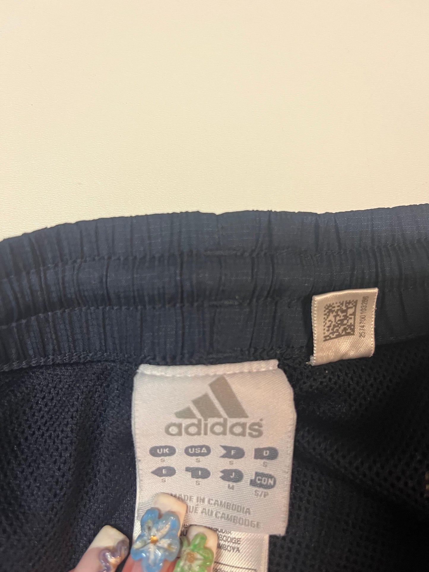 Entdecke unsere Vintage Track Pants von Nike und anderen Marken, erhältlich bei Valuxery.de - Dein Shop für trendige Vintage - Kleidung. Unsere Track Pants sind aus hochwertigen Materialien und