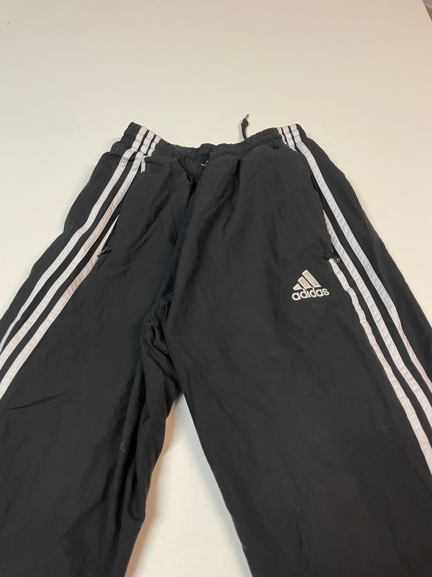 Entdecke unsere Vintage Track Pants von Nike und anderen Marken, erhältlich bei Valuxery.de - Dein Shop für trendige Vintage - Kleidung. Unsere Track Pants sind aus hochwertigen Materialien und