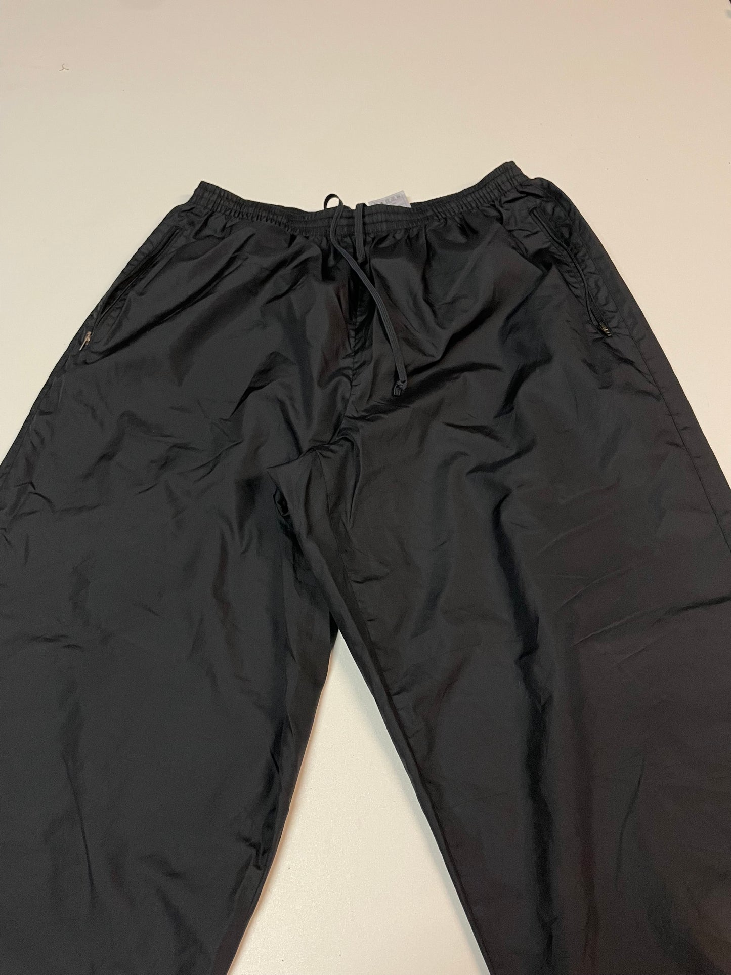 Entdecke unsere Vintage Track Pants von Nike und anderen Marken, erhältlich bei Valuxery.de - Dein Shop für trendige Vintage - Kleidung. Unsere Track Pants sind aus hochwertigen Materialien und