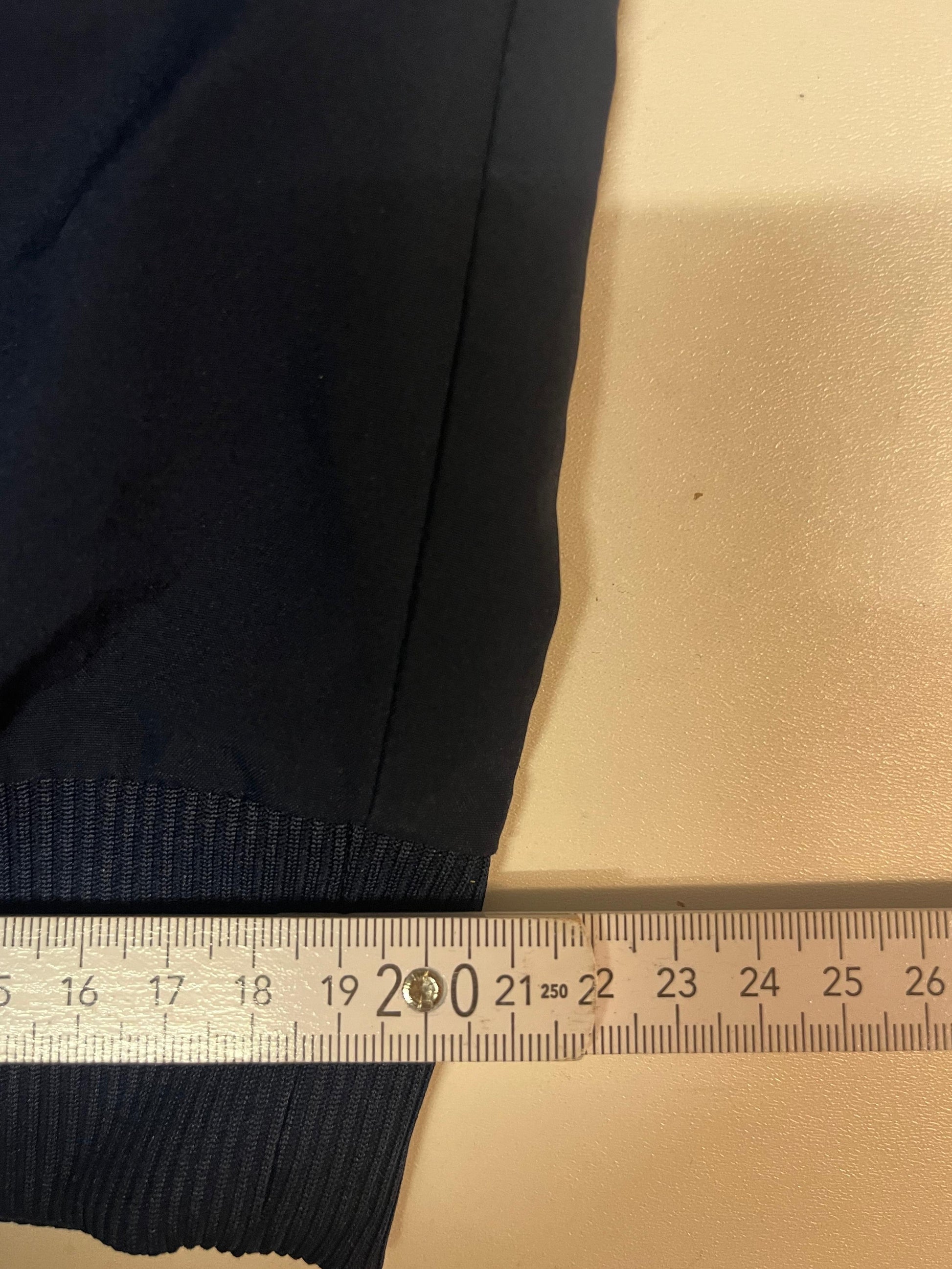 Entdecke unsere Vintage Track Pants von Nike und anderen Marken, erhältlich bei Valuxery.de - Dein Shop für trendige Vintage - Kleidung. Unsere Track Pants sind aus hochwertigen Materialien und