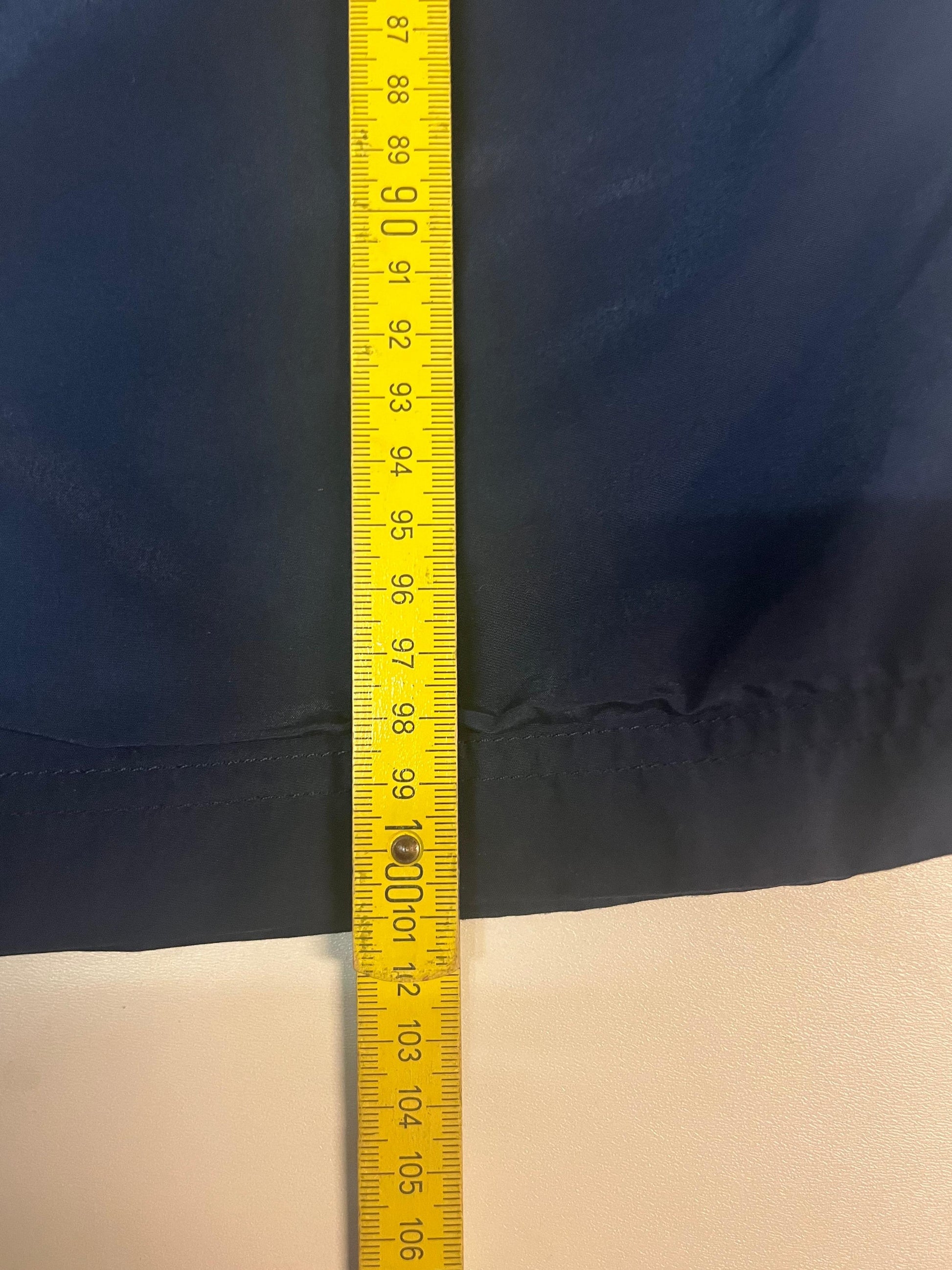 Entdecke unsere Vintage Track Pants von Nike und anderen Marken, erhältlich bei Valuxery.de - Dein Shop für trendige Vintage - Kleidung. Unsere Track Pants sind aus hochwertigen Materialien und