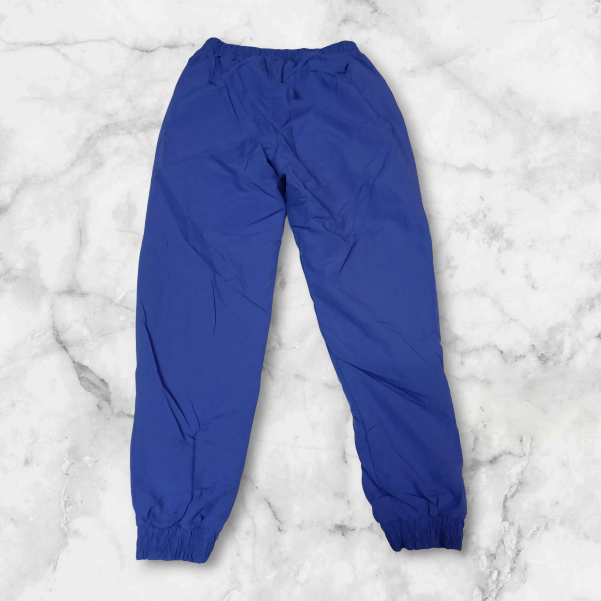 Entdecke unsere Vintage Track Pants von Nike und anderen Marken, erhältlich bei Valuxery.de - Dein Shop für trendige Vintage - Kleidung. Unsere Track Pants sind aus hochwertigen Materialien und
