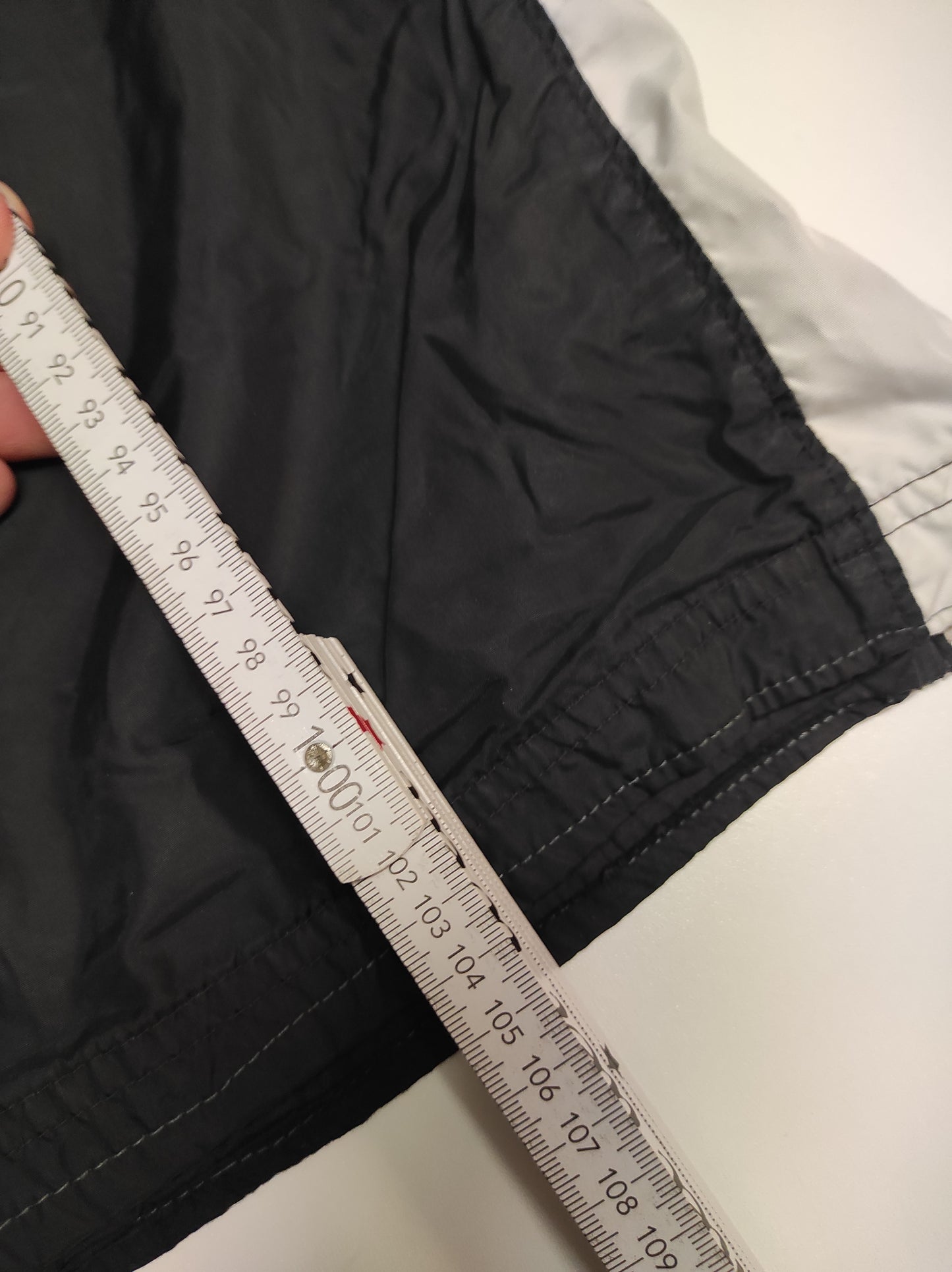 Entdecke unsere Vintage Track Pants von Nike und anderen Marken, erhältlich bei Valuxery.de - Dein Shop für trendige Vintage - Kleidung. Unsere Track Pants sind aus hochwertigen Materialien und