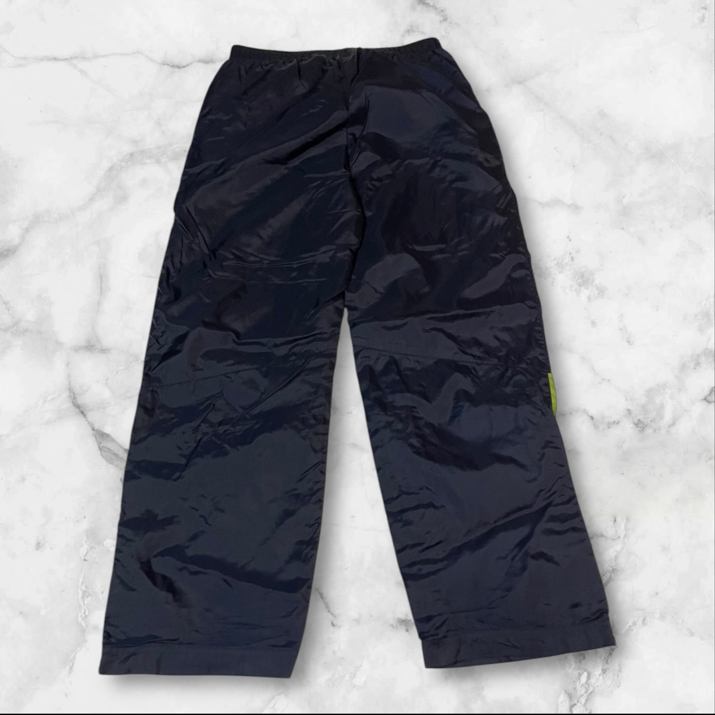 Entdecke unsere Vintage Track Pants von Nike und anderen Marken, erhältlich bei Valuxery.de - Dein Shop für trendige Vintage - Kleidung. Unsere Track Pants sind aus hochwertigen Materialien und