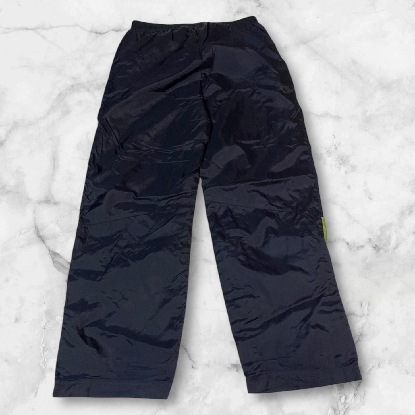 Entdecke unsere Vintage Track Pants von Nike und anderen Marken, erhältlich bei Valuxery.de - Dein Shop für trendige Vintage - Kleidung. Unsere Track Pants sind aus hochwertigen Materialien und