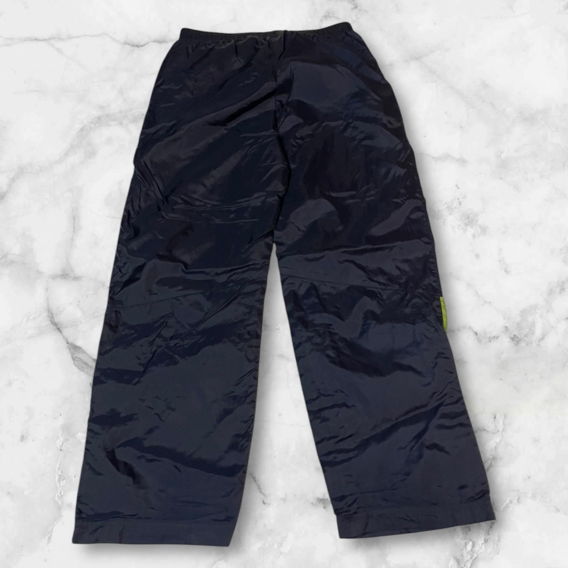 Entdecke unsere Vintage Track Pants von Nike und anderen Marken, erhältlich bei Valuxery.de - Dein Shop für trendige Vintage - Kleidung. Unsere Track Pants sind aus hochwertigen Materialien und