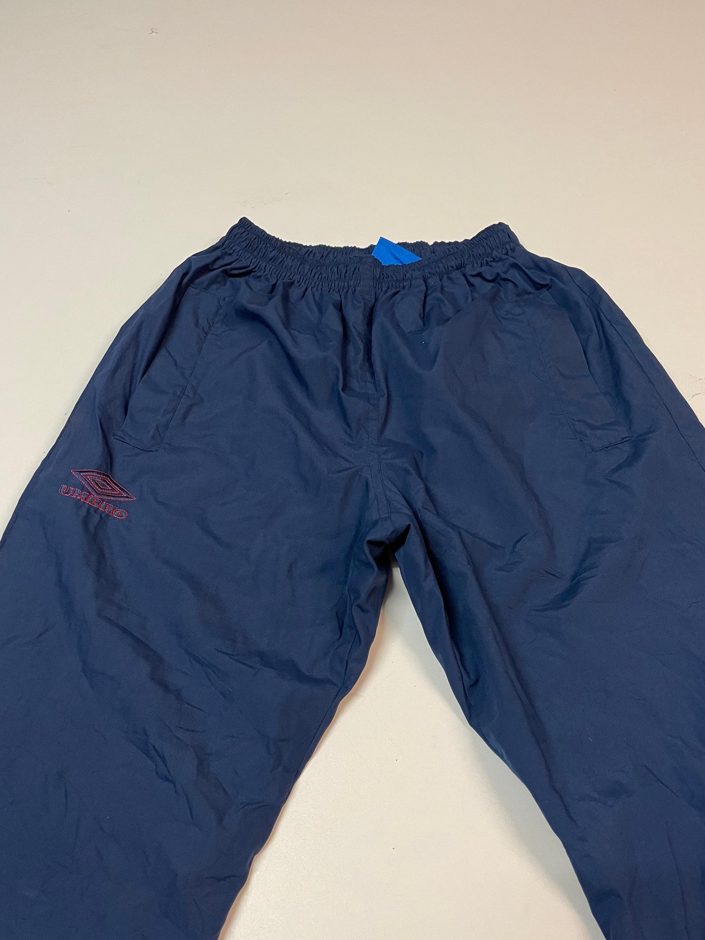 Entdecke unsere Vintage Track Pants von Nike und anderen Marken, erhältlich bei Valuxery.de - Dein Shop für trendige Vintage - Kleidung. Unsere Track Pants sind aus hochwertigen Materialien und