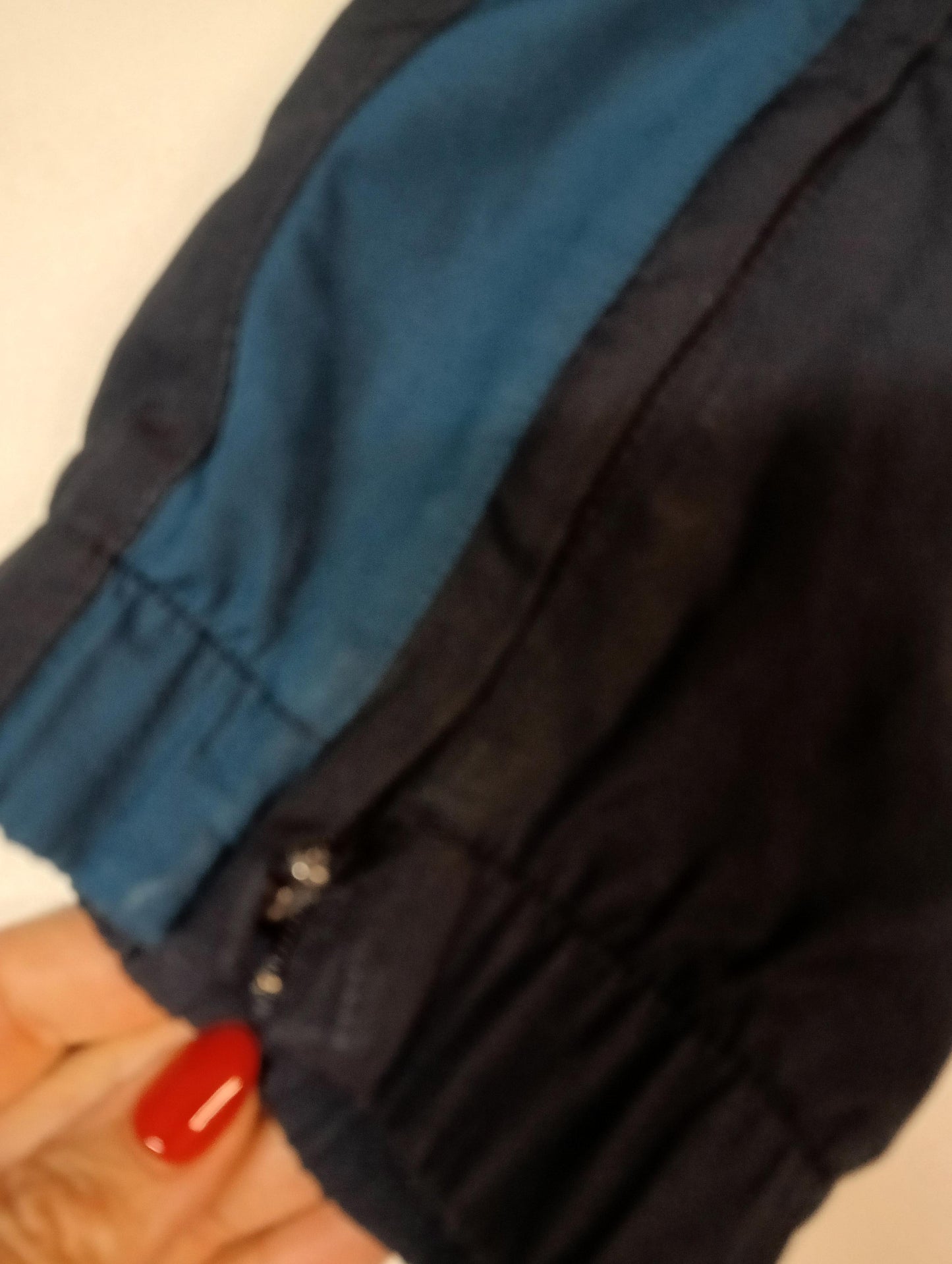 Entdecke unsere Vintage Track Pants von Nike und anderen Marken, erhältlich bei Valuxery.de - Dein Shop für trendige Vintage - Kleidung. Unsere Track Pants sind aus hochwertigen Materialien und