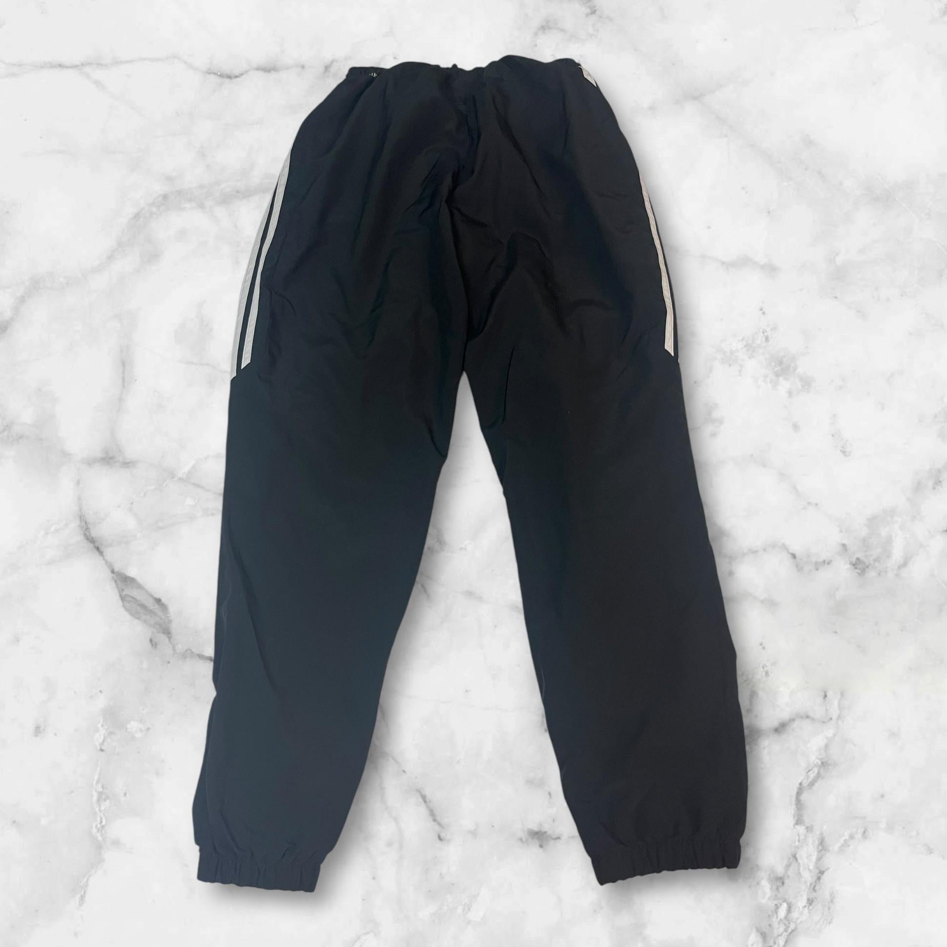 Entdecke unsere Vintage Track Pants von Nike und anderen Marken, erhältlich bei Valuxery.de - Dein Shop für trendige Vintage - Kleidung. Unsere Track Pants sind aus hochwertigen Materialien und