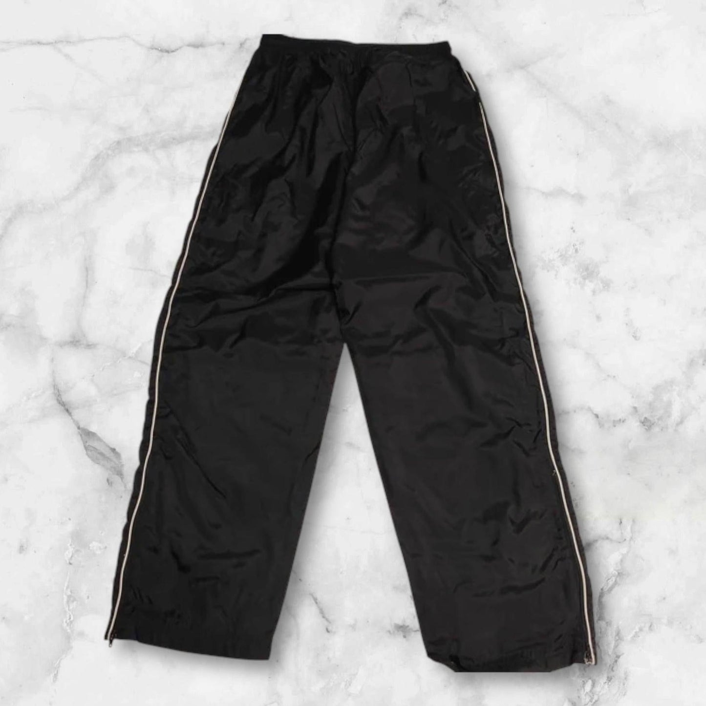 Entdecke unsere Vintage Track Pants von Nike und anderen Marken, erhältlich bei Valuxery.de - Dein Shop für trendige Vintage - Kleidung. Unsere Track Pants sind aus hochwertigen Materialien und