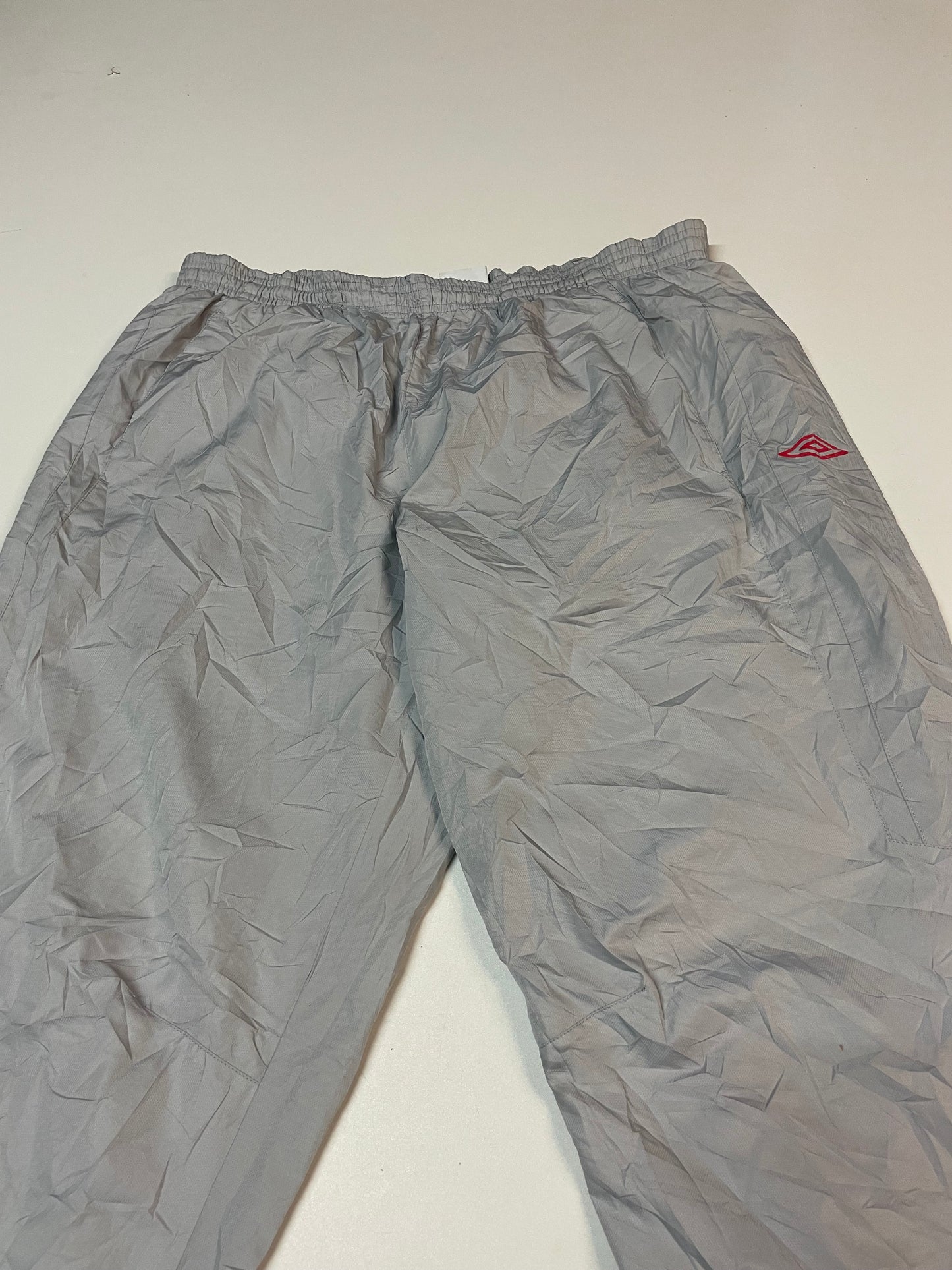 Entdecke unsere Vintage Track Pants von Nike und anderen Marken, erhältlich bei Valuxery.de - Dein Shop für trendige Vintage - Kleidung. Unsere Track Pants sind aus hochwertigen Materialien und