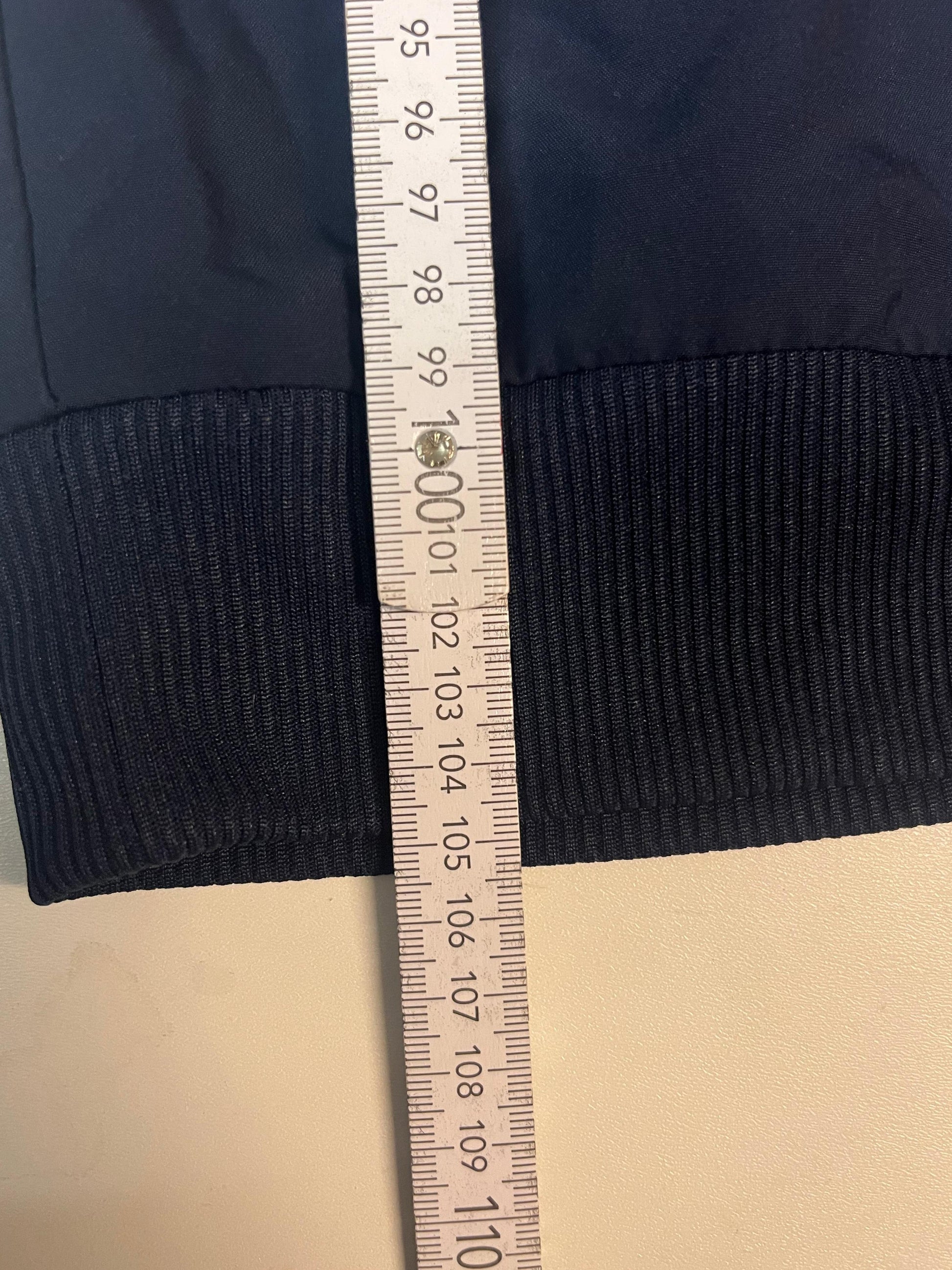 Entdecke unsere Vintage Track Pants von Nike und anderen Marken, erhältlich bei Valuxery.de - Dein Shop für trendige Vintage - Kleidung. Unsere Track Pants sind aus hochwertigen Materialien und