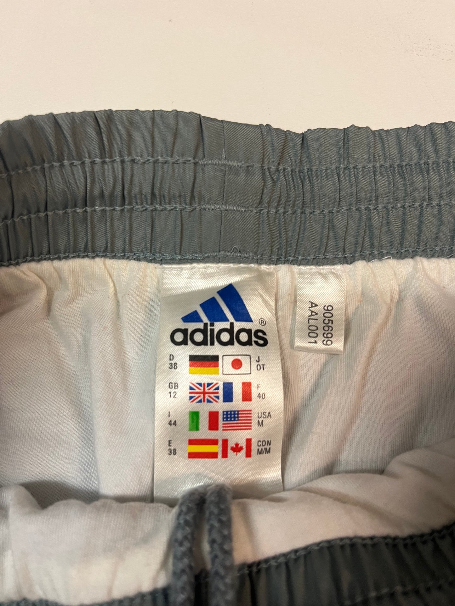 Entdecke unsere Vintage Track Pants von Nike und anderen Marken, erhältlich bei Valuxery.de - Dein Shop für trendige Vintage - Kleidung. Unsere Track Pants sind aus hochwertigen Materialien und