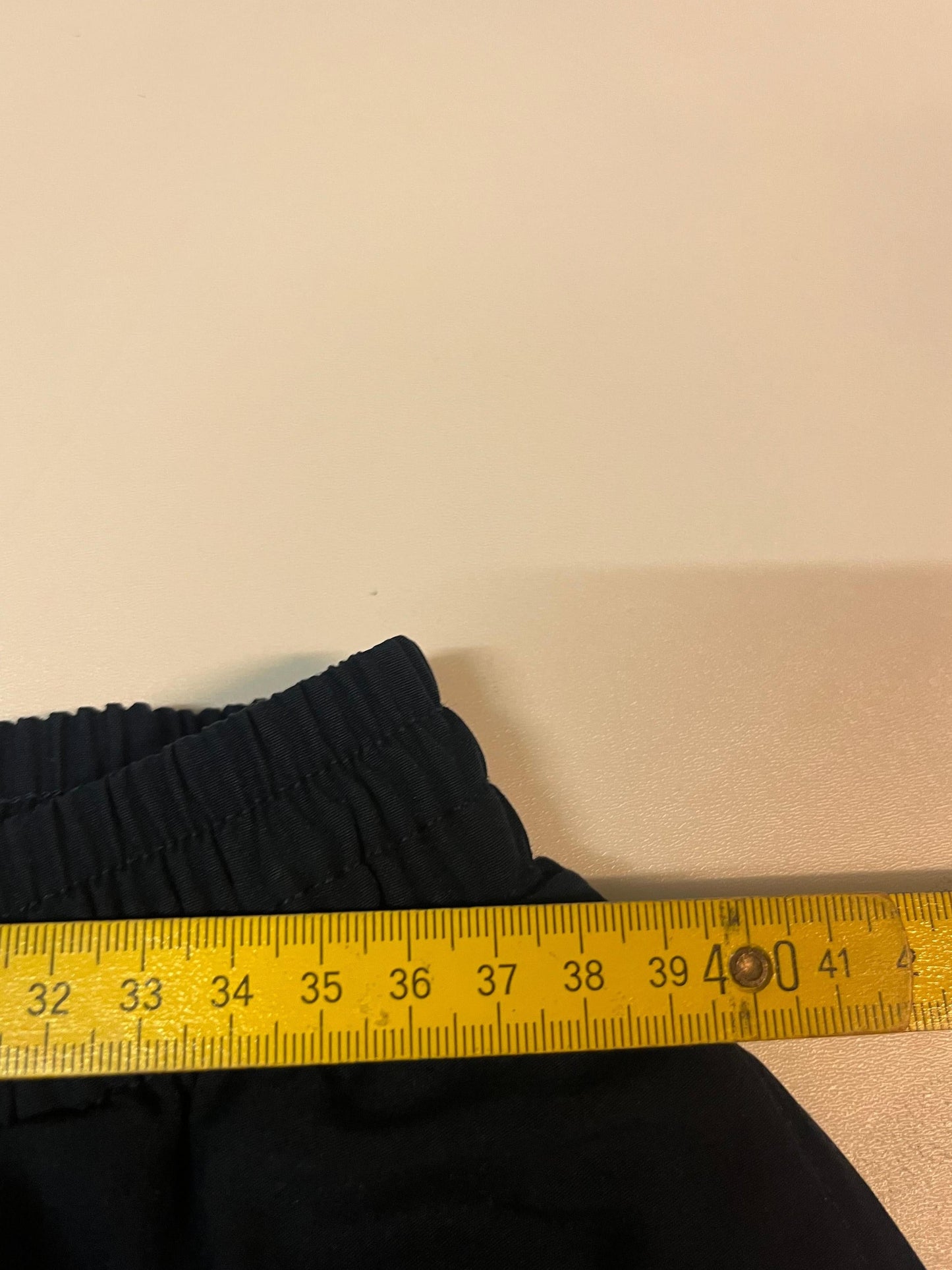 Entdecke unsere Vintage Track Pants von Nike und anderen Marken, erhältlich bei Valuxery.de - Dein Shop für trendige Vintage - Kleidung. Unsere Track Pants sind aus hochwertigen Materialien und