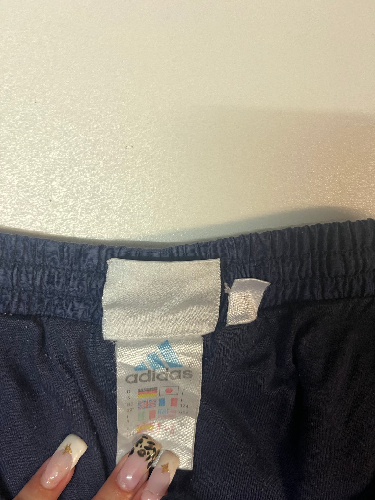 Entdecke unsere Vintage Track Pants von Nike und anderen Marken, erhältlich bei Valuxery.de - Dein Shop für trendige Vintage - Kleidung. Unsere Track Pants sind aus hochwertigen Materialien und