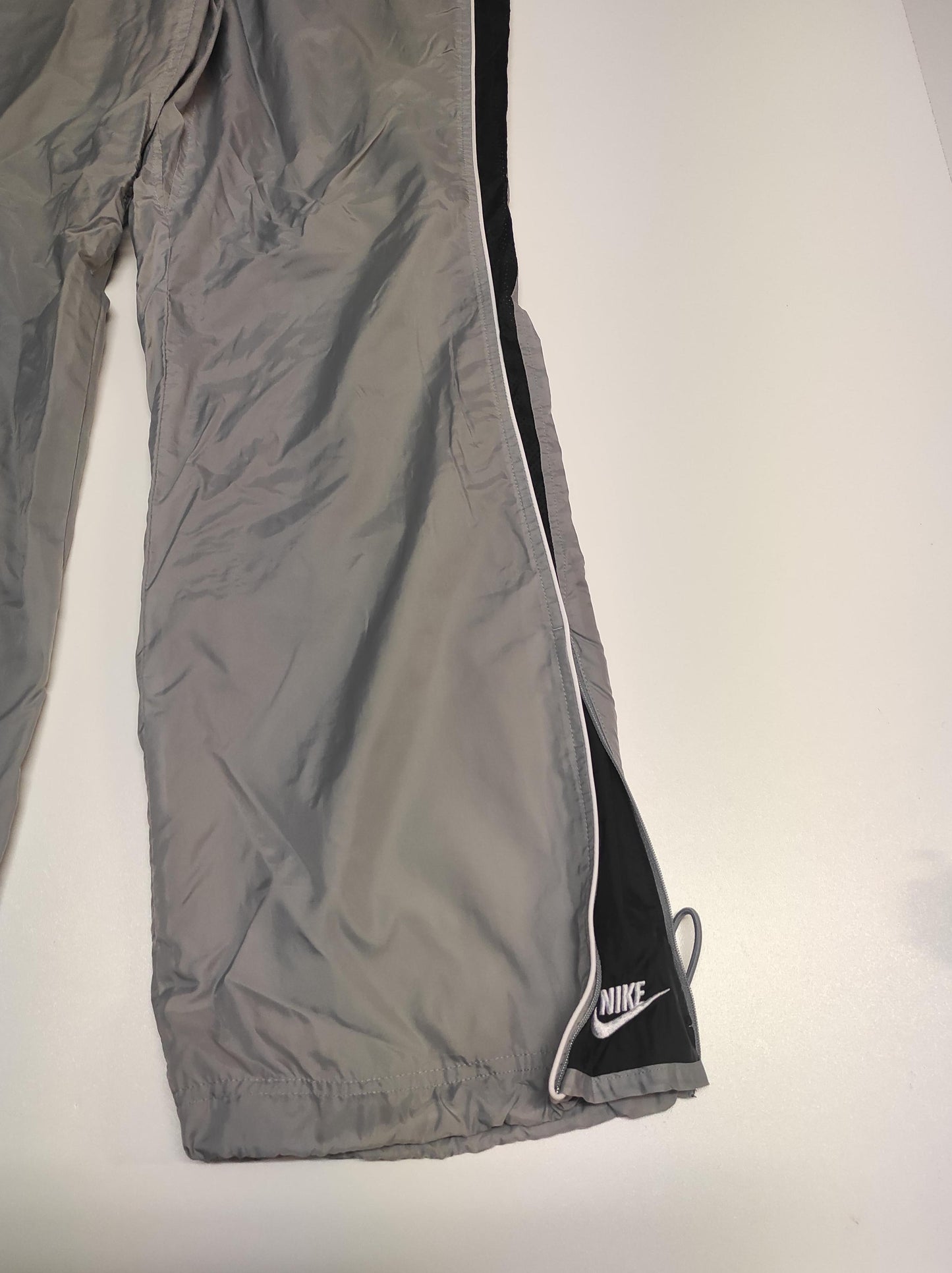 Entdecke unsere Vintage Track Pants von Nike und anderen Marken, erhältlich bei Valuxery.de - Dein Shop für trendige Vintage - Kleidung. Unsere Track Pants sind aus hochwertigen Materialien und