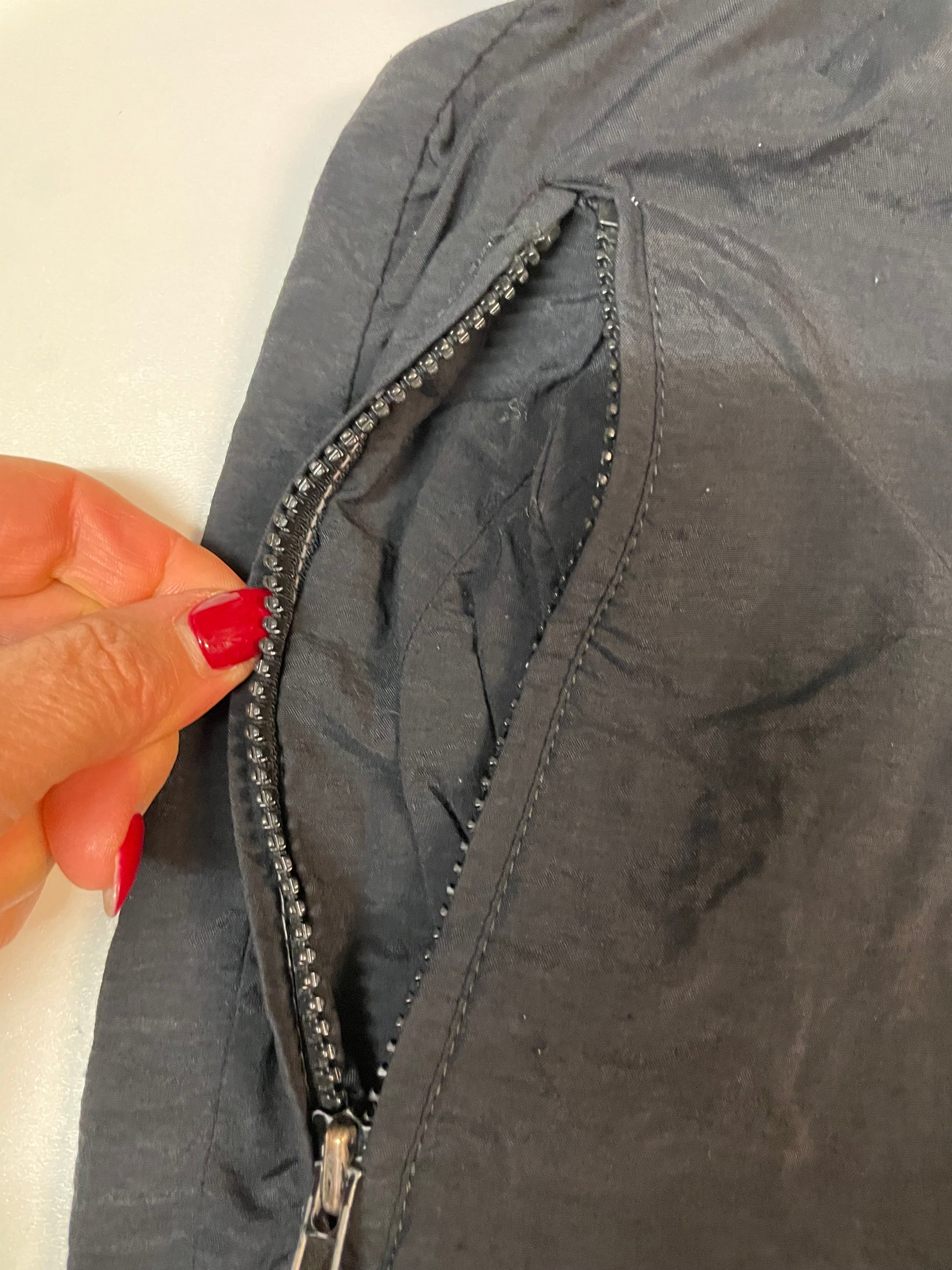 Entdecke unsere Vintage Track Pants von Nike und anderen Marken, erhältlich bei Valuxery.de - Dein Shop für trendige Vintage - Kleidung. Unsere Track Pants sind aus hochwertigen Materialien und