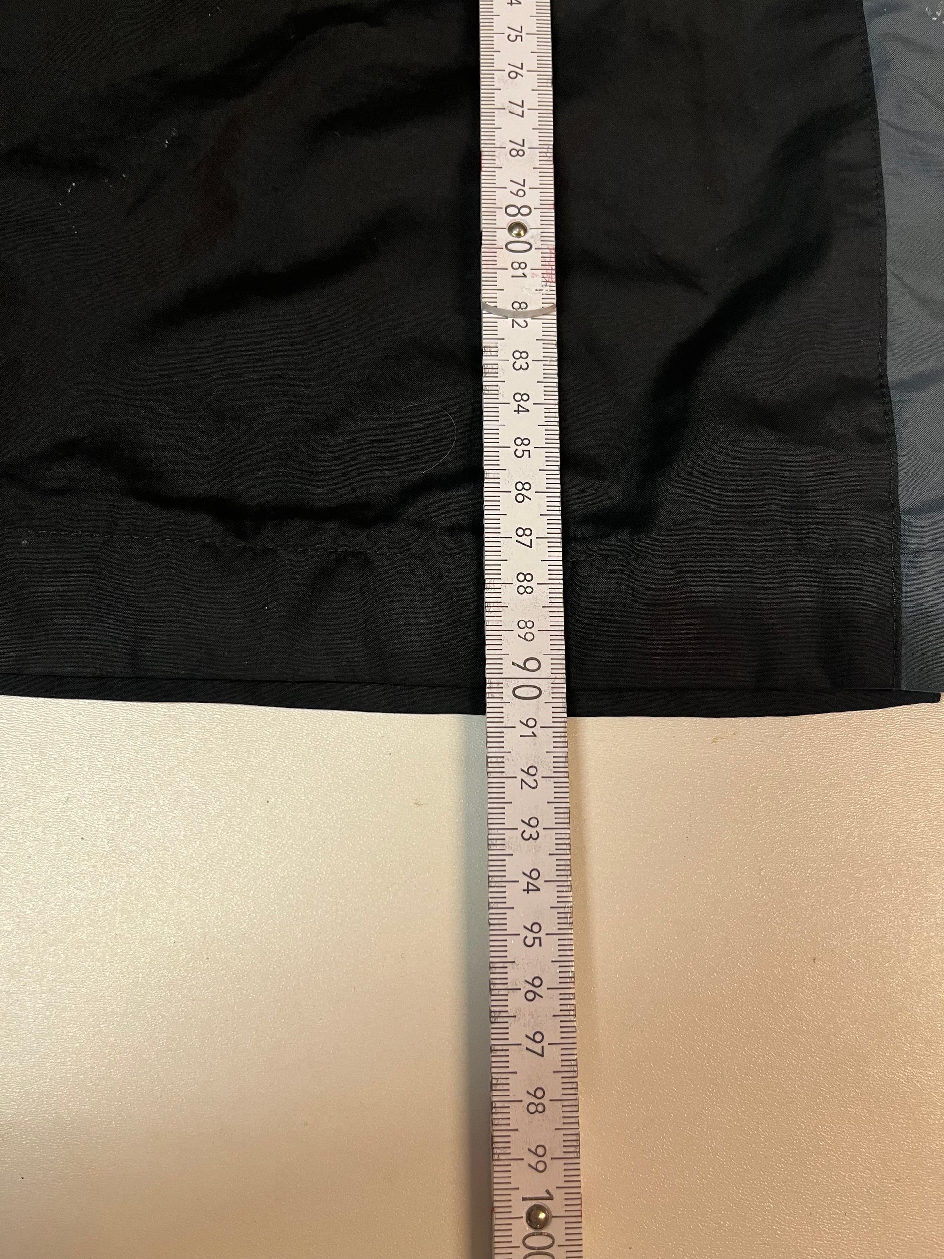 Entdecke unsere Vintage Track Pants von Nike und anderen Marken, erhältlich bei Valuxery.de - Dein Shop für trendige Vintage - Kleidung. Unsere Track Pants sind aus hochwertigen Materialien und